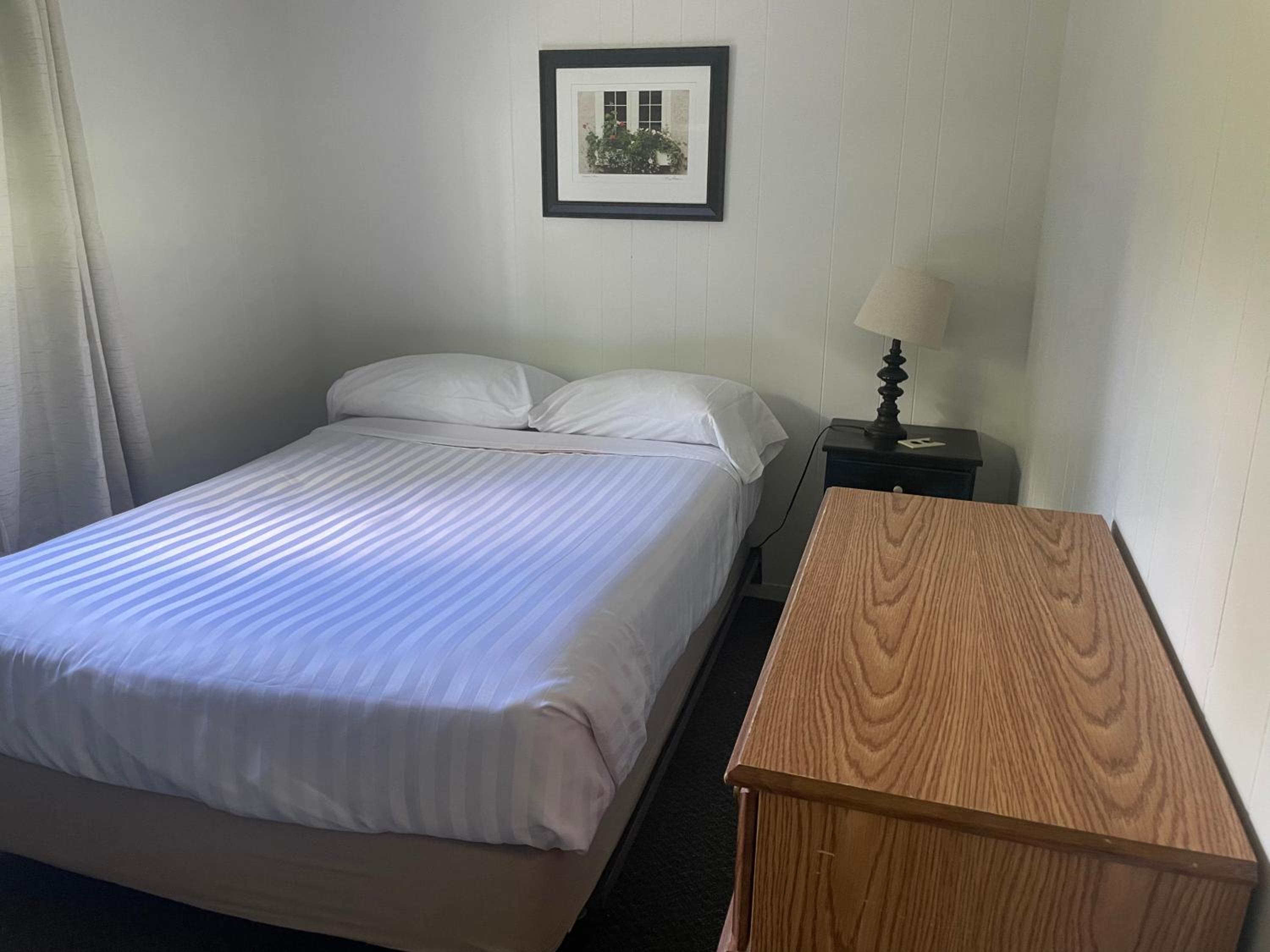 Colonial Bay Motel and Cottages