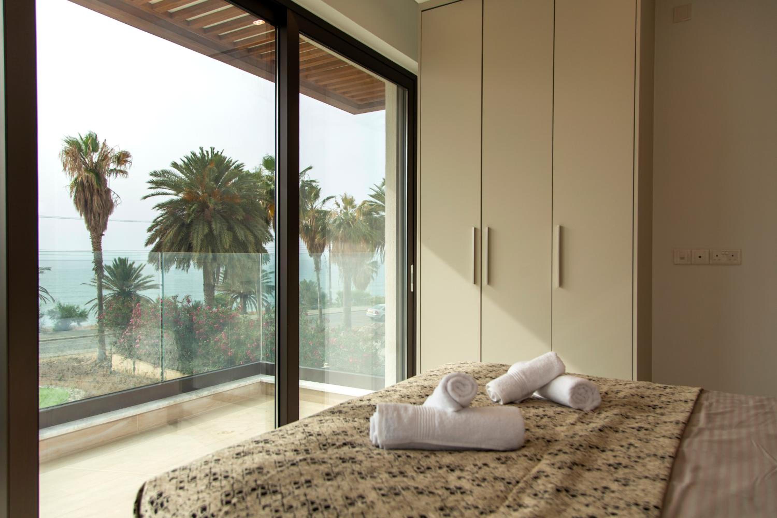 Santa Barbara Seafront villas w jacuzzi pool