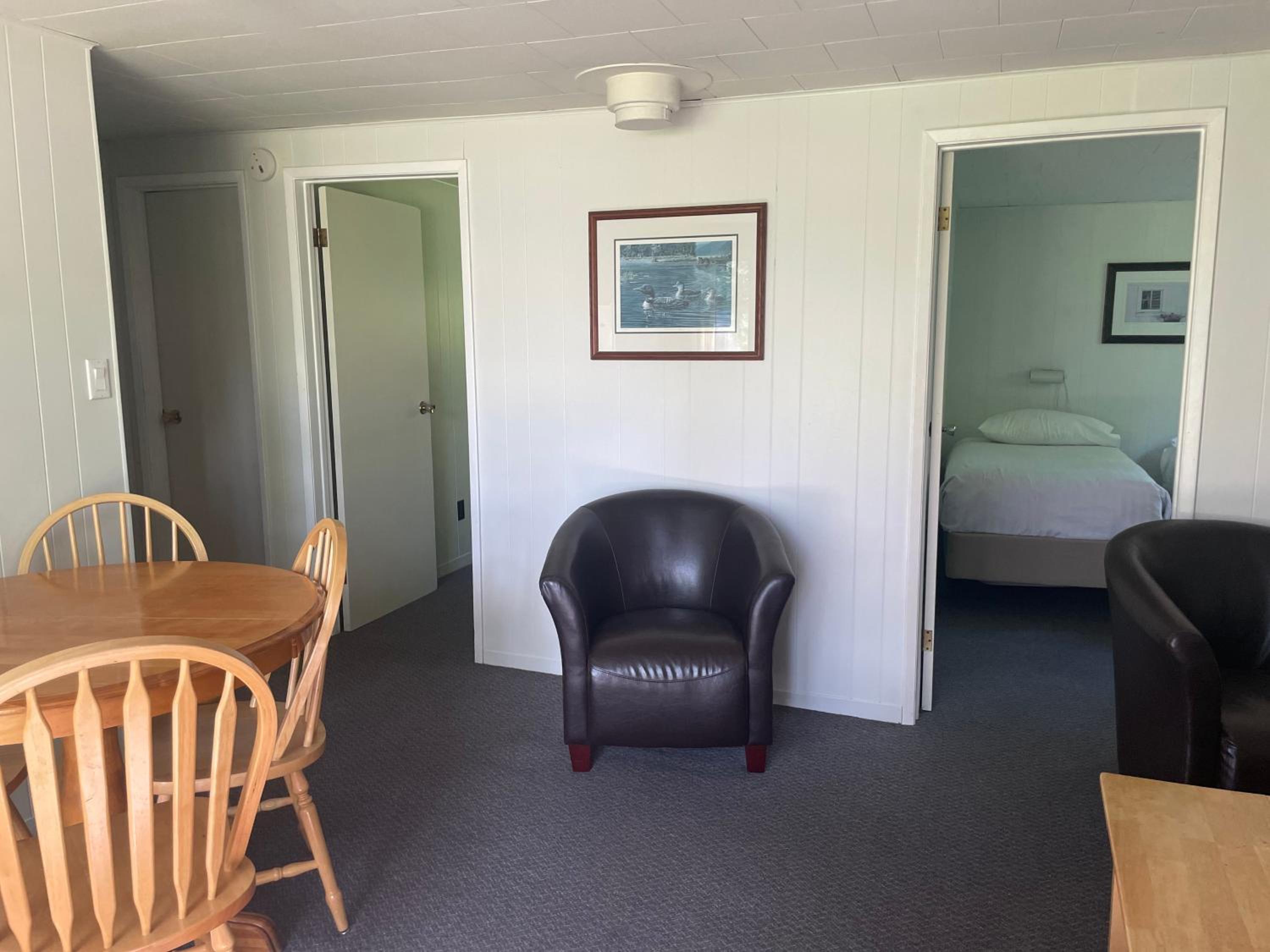 Colonial Bay Motel and Cottages