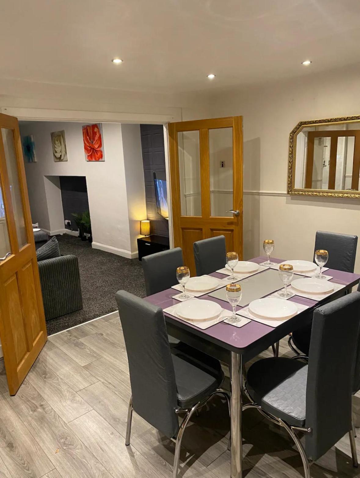 Hotel Cosy 3 Bedroom House, Sleeps 7 People In Birmingham