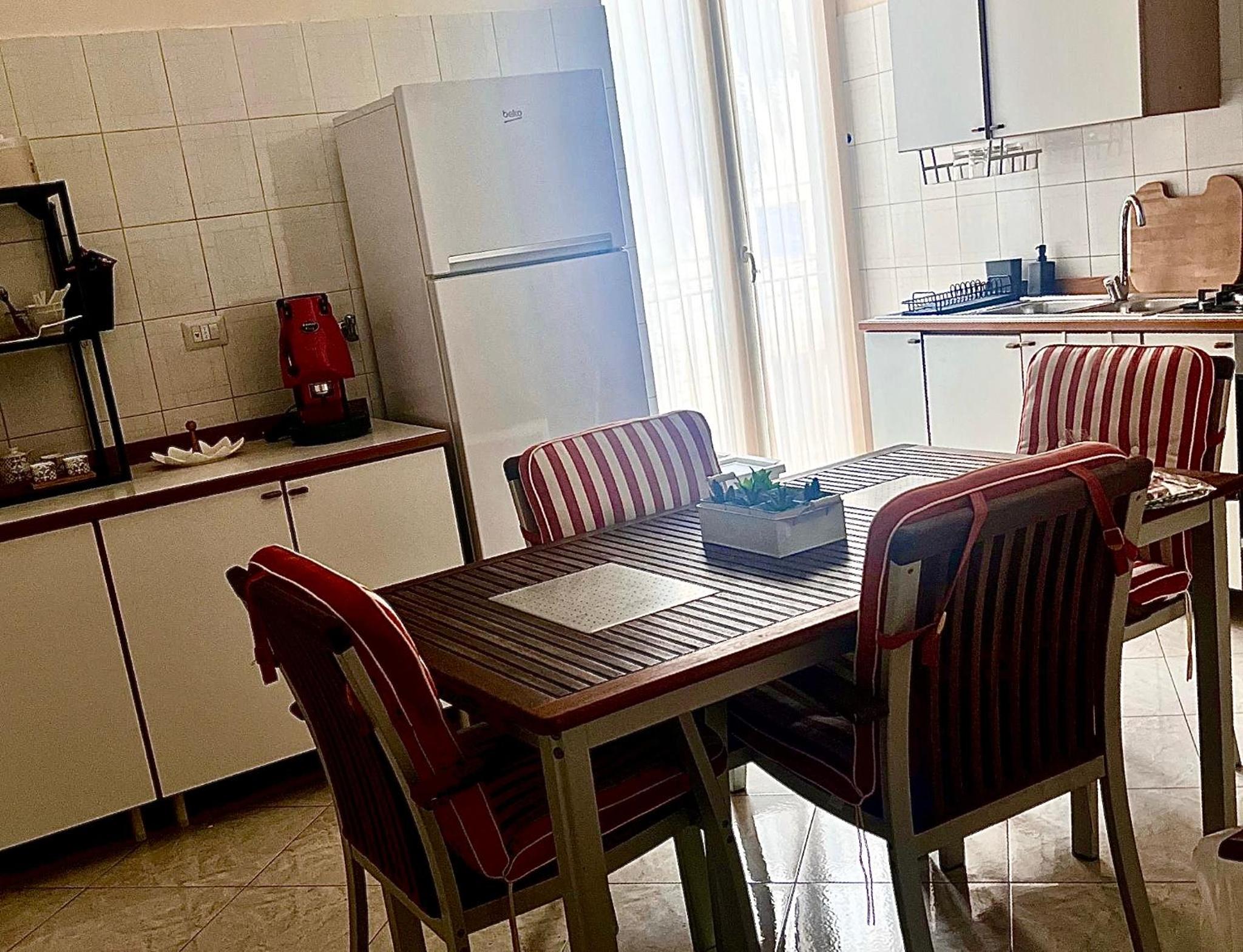 Spacious 130 sqm Luxury Apartment - 2 Bathrooms - Central Station & Old Town