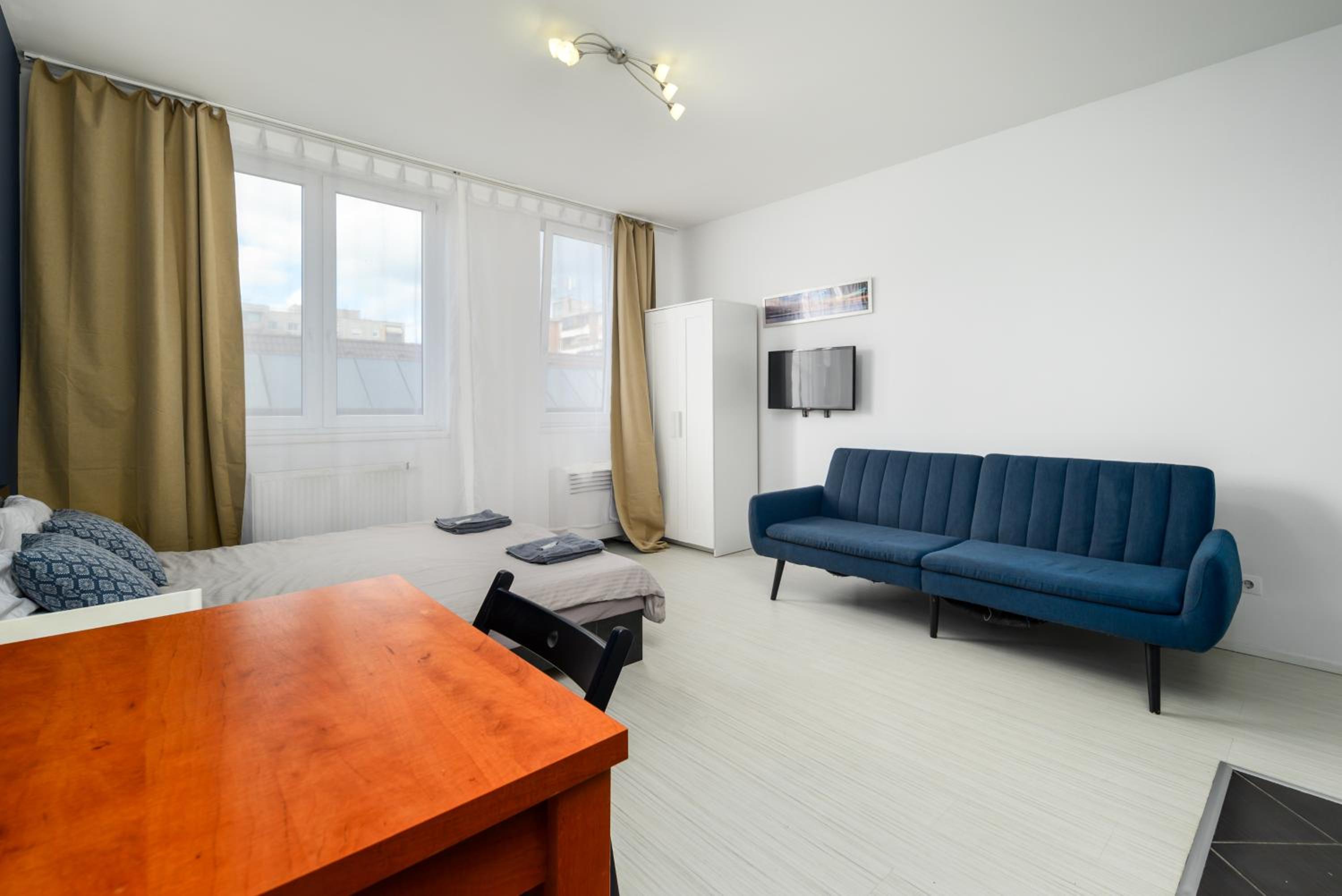 Sun Resort Residential Suite-Free Parking Garage same building view 2