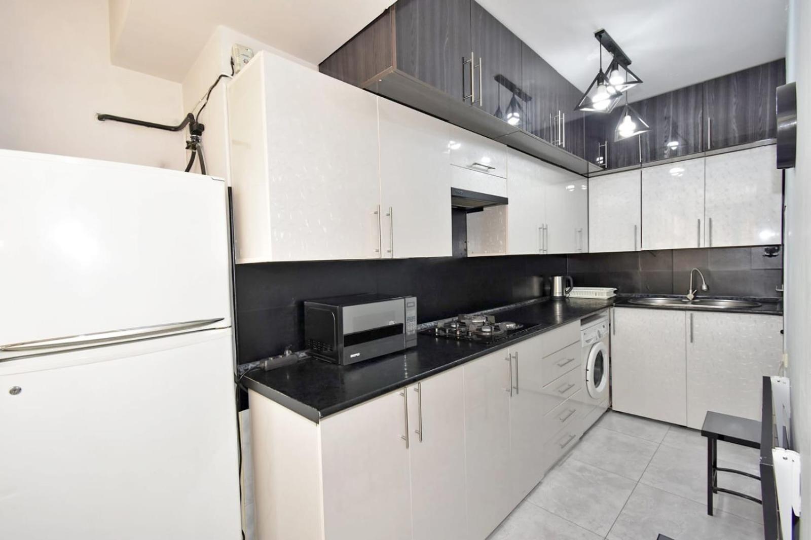 LUXURY Spacious apartment ON Saryan Street.Centre