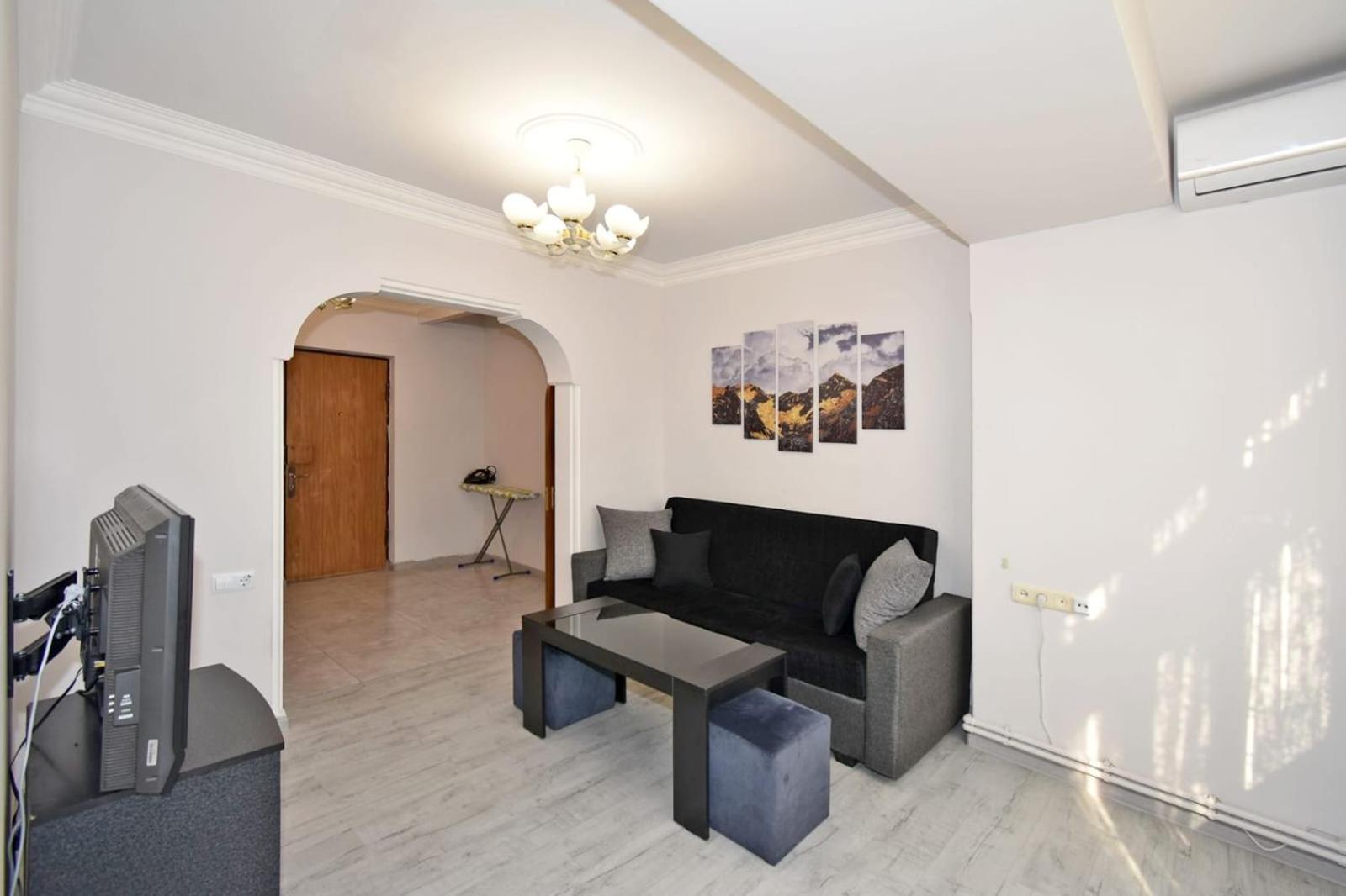 LUXURY Spacious apartment ON Saryan Street.Centre