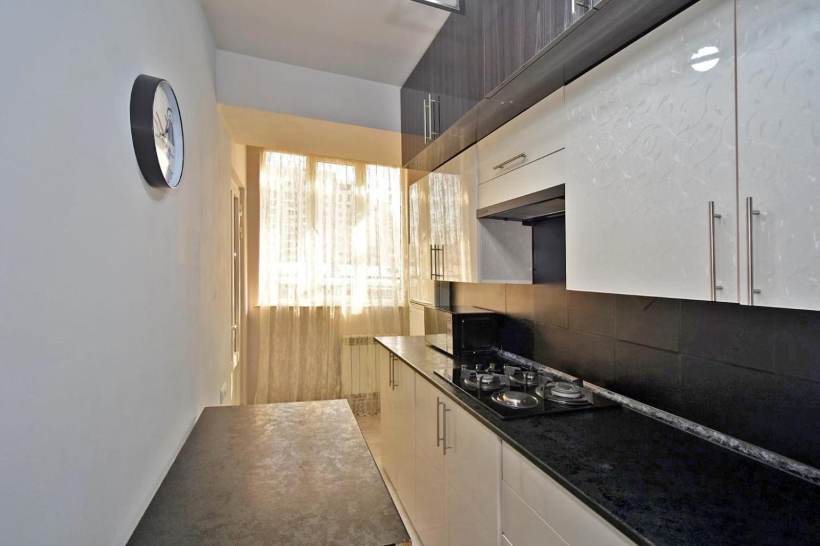 LUXURY Spacious apartment ON Saryan Street.Centre