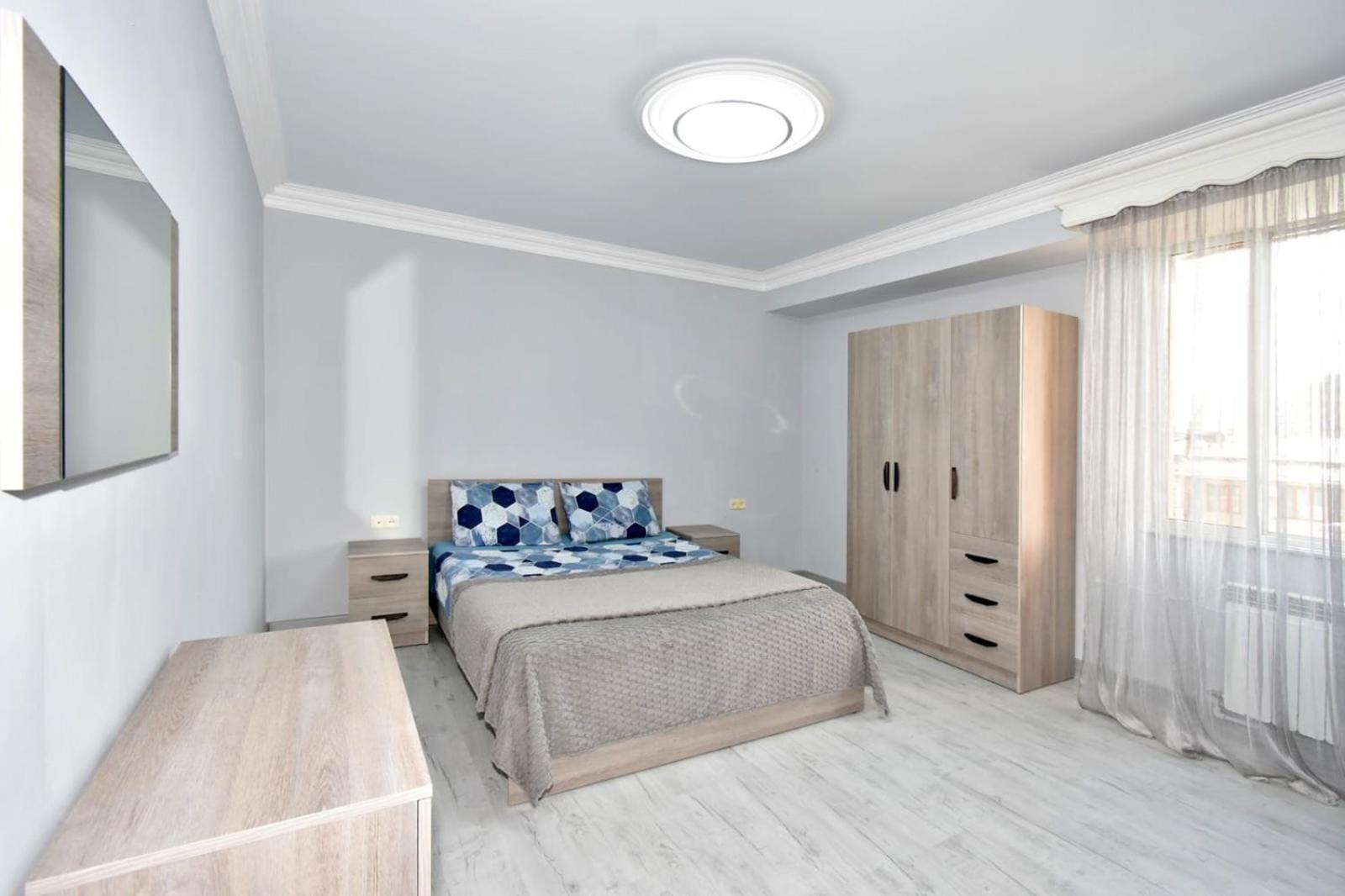LUXURY Spacious apartment ON Saryan Street.Centre
