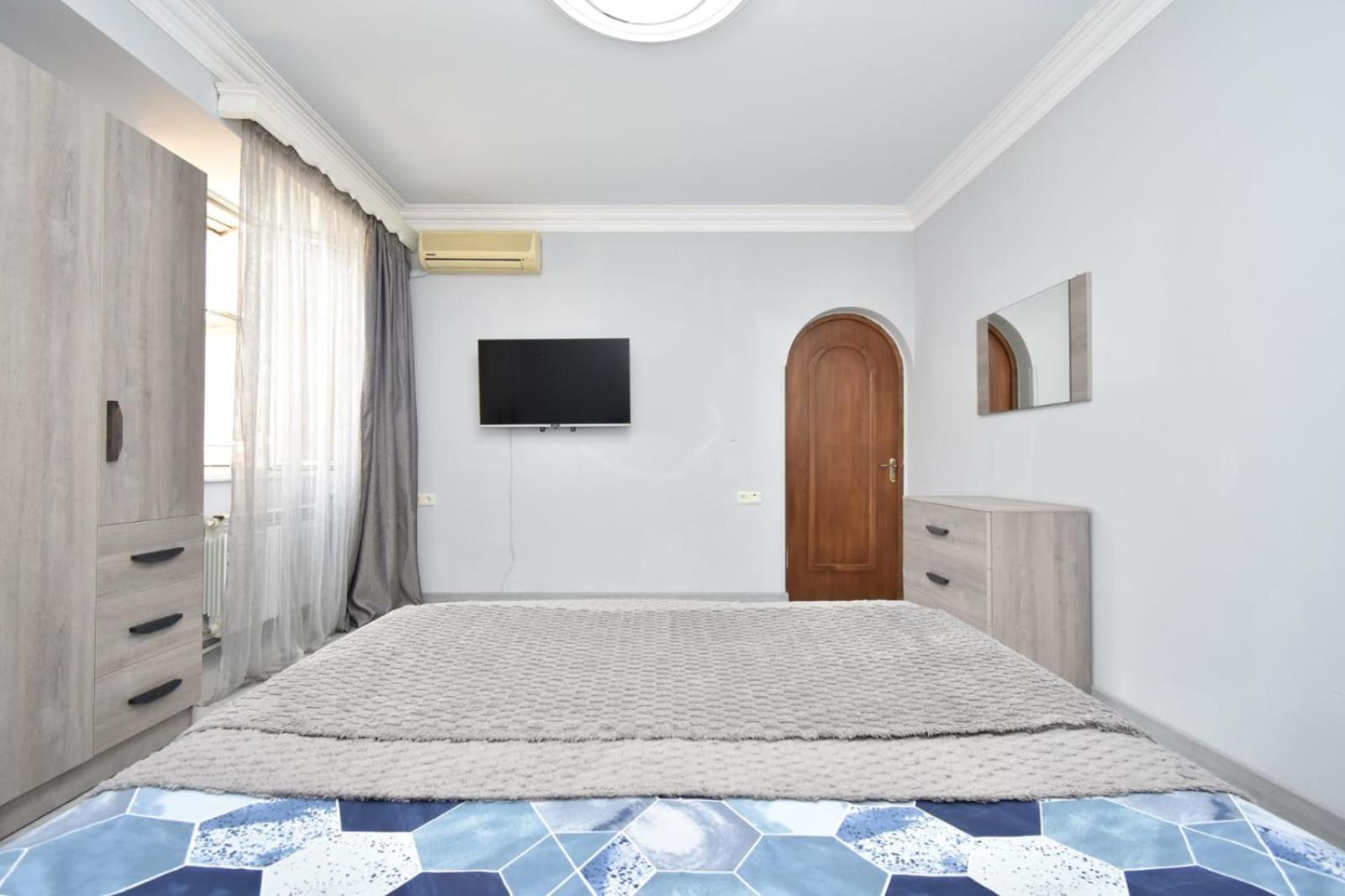 LUXURY Spacious apartment ON Saryan Street.Centre