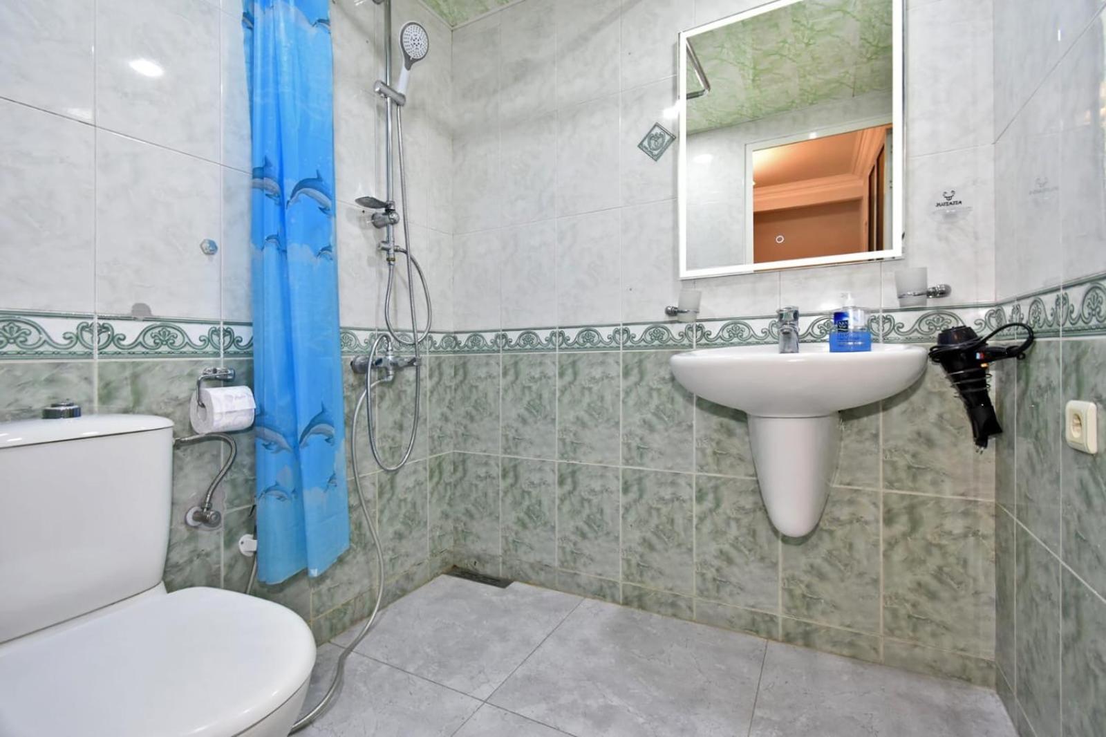 LUXURY Spacious apartment ON Saryan Street.Centre