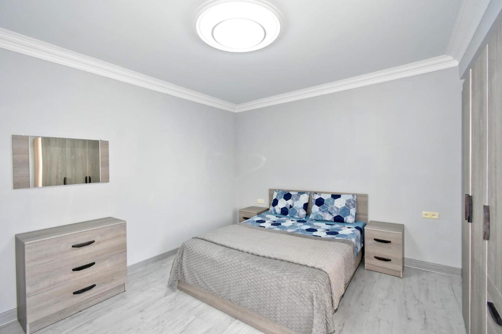 LUXURY Spacious apartment ON Saryan Street.Centre