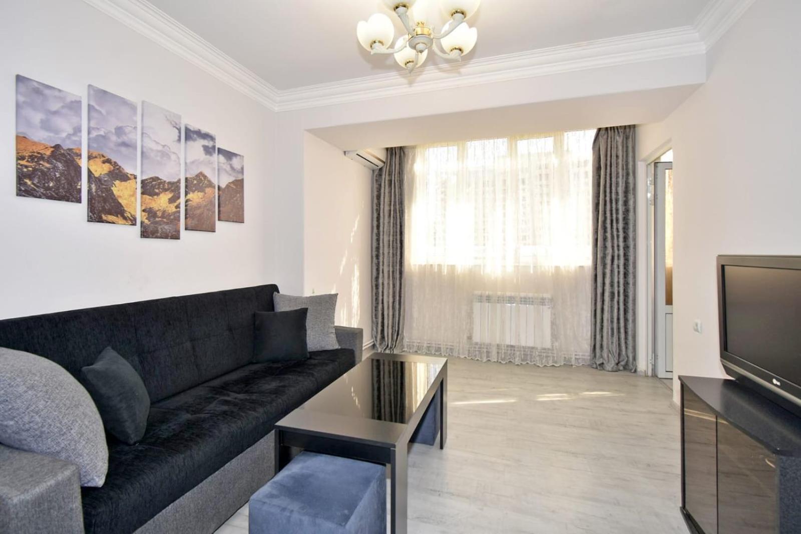 LUXURY Spacious apartment ON Saryan Street.Centre