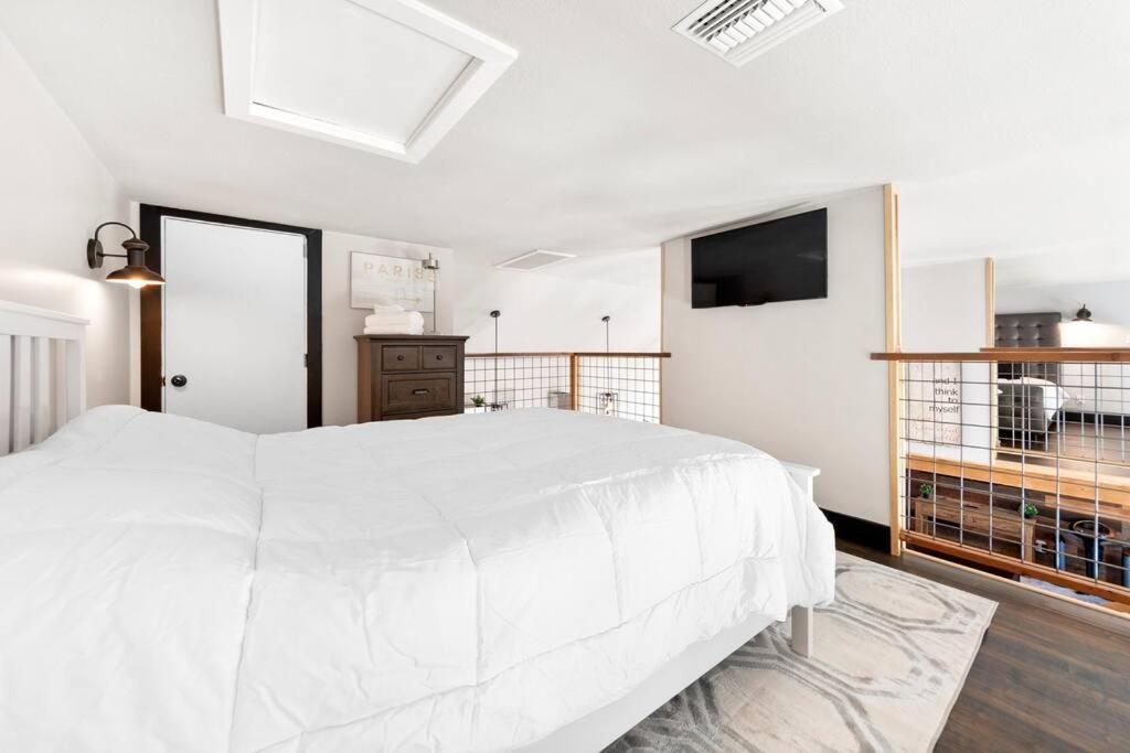 Off the Grid Family Home and Barn Sleeps 12 with Gameroom view 5