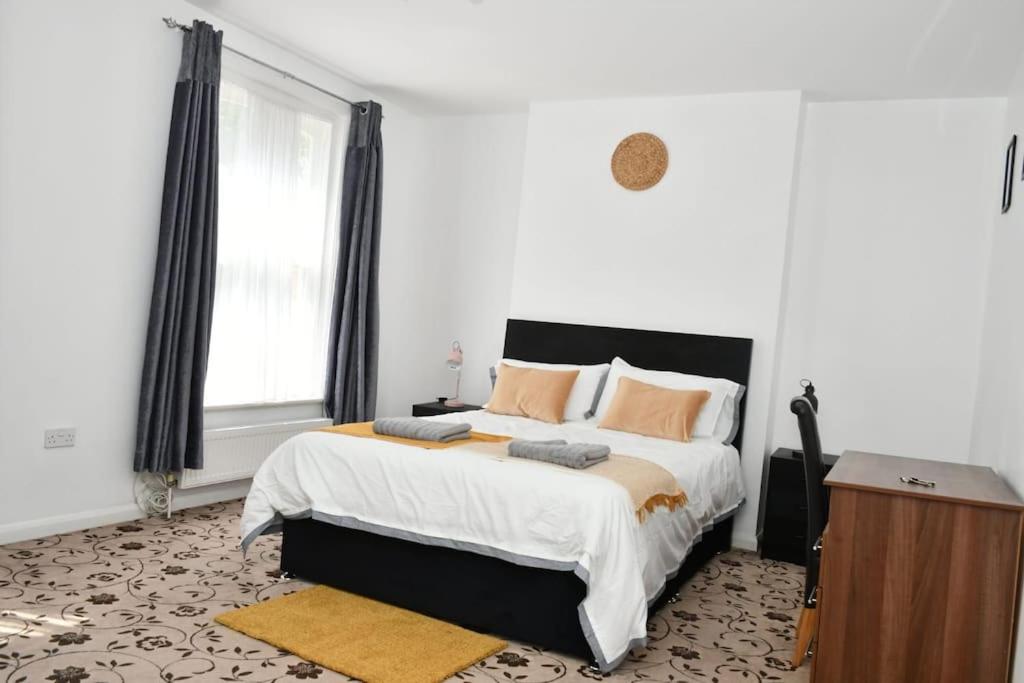 Spacious 3BR London Apartment Near Notting Hill
