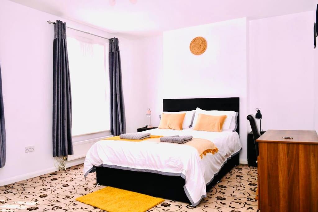 Spacious 3BR London Apartment Near Notting Hill