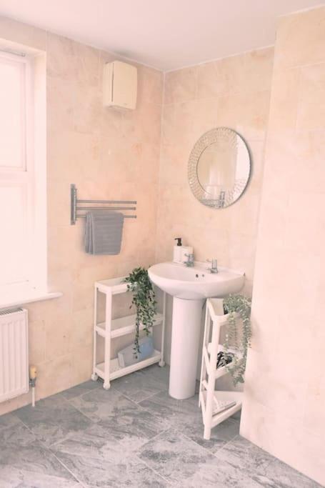 Spacious 3BR London Apartment Near Notting Hill