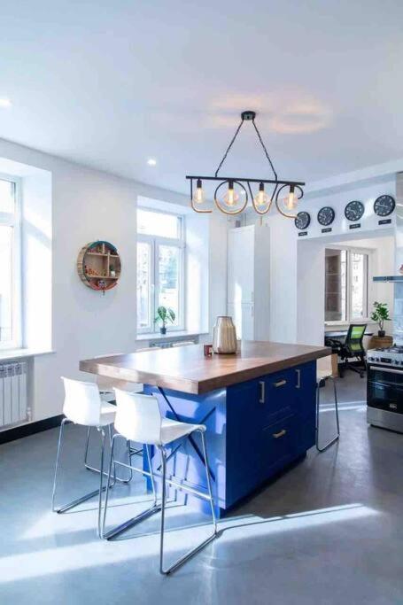 Yerevan City Center NY style Loft Apt Sleeps 8