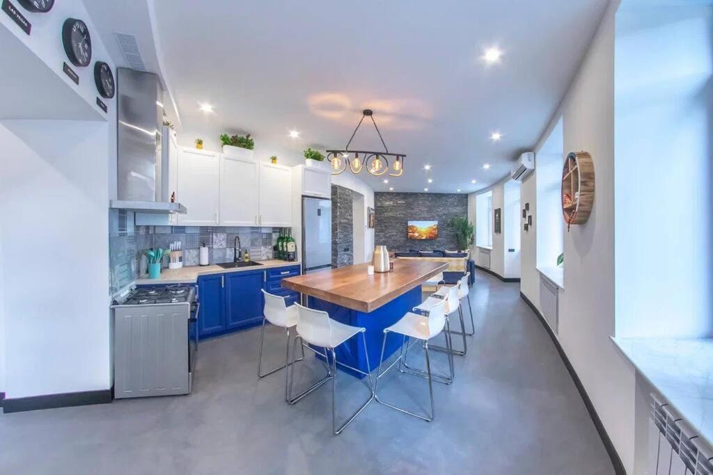 Yerevan City Center NY style Loft Apt Sleeps 8