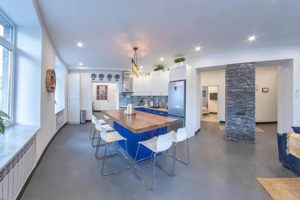 Yerevan City Center NY style Loft Apt Sleeps 8