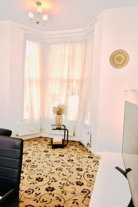Spacious 3BR London Apartment Near Notting Hill