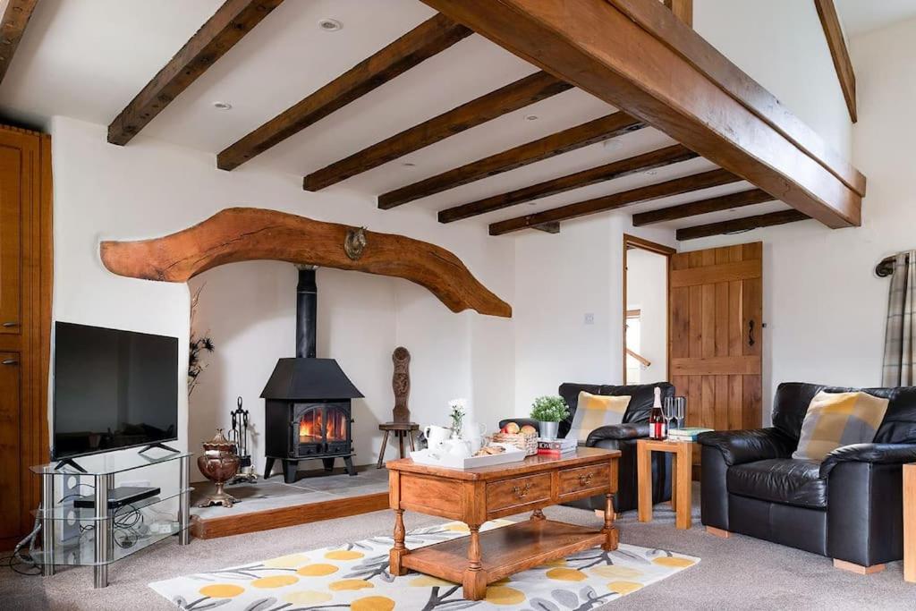 PLAS IWRWG GRANARY - Stunning Barn Conversion based in North Wales view 2