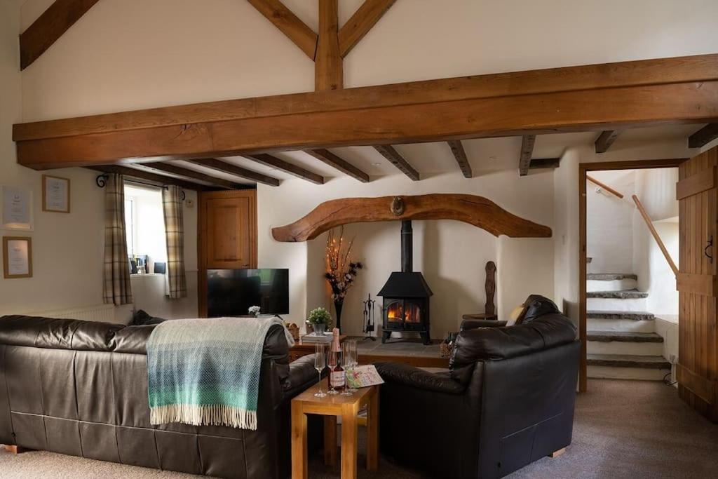 PLAS IWRWG GRANARY - Stunning Barn Conversion based in North Wales view 4