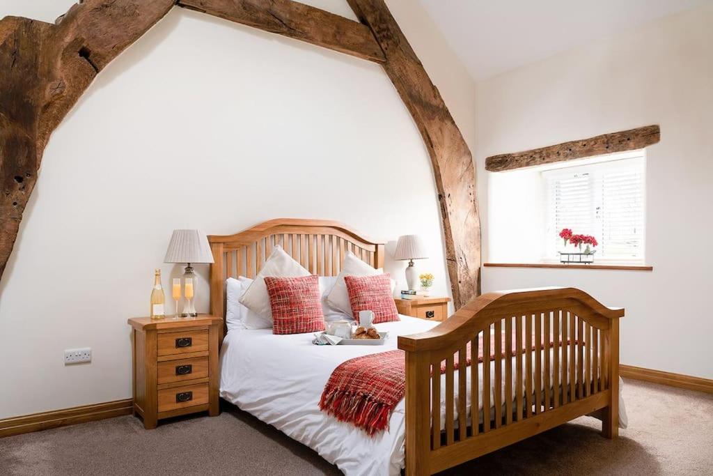 CRUCK BARN - Beautiful Renovated Barn within the Countryside view 3