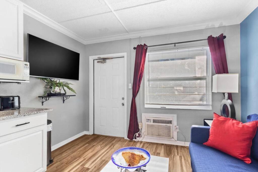 Sunset Beach Suites at Madeira Beach! Steps to Beach & Restaurants! - Suite 2 view 4