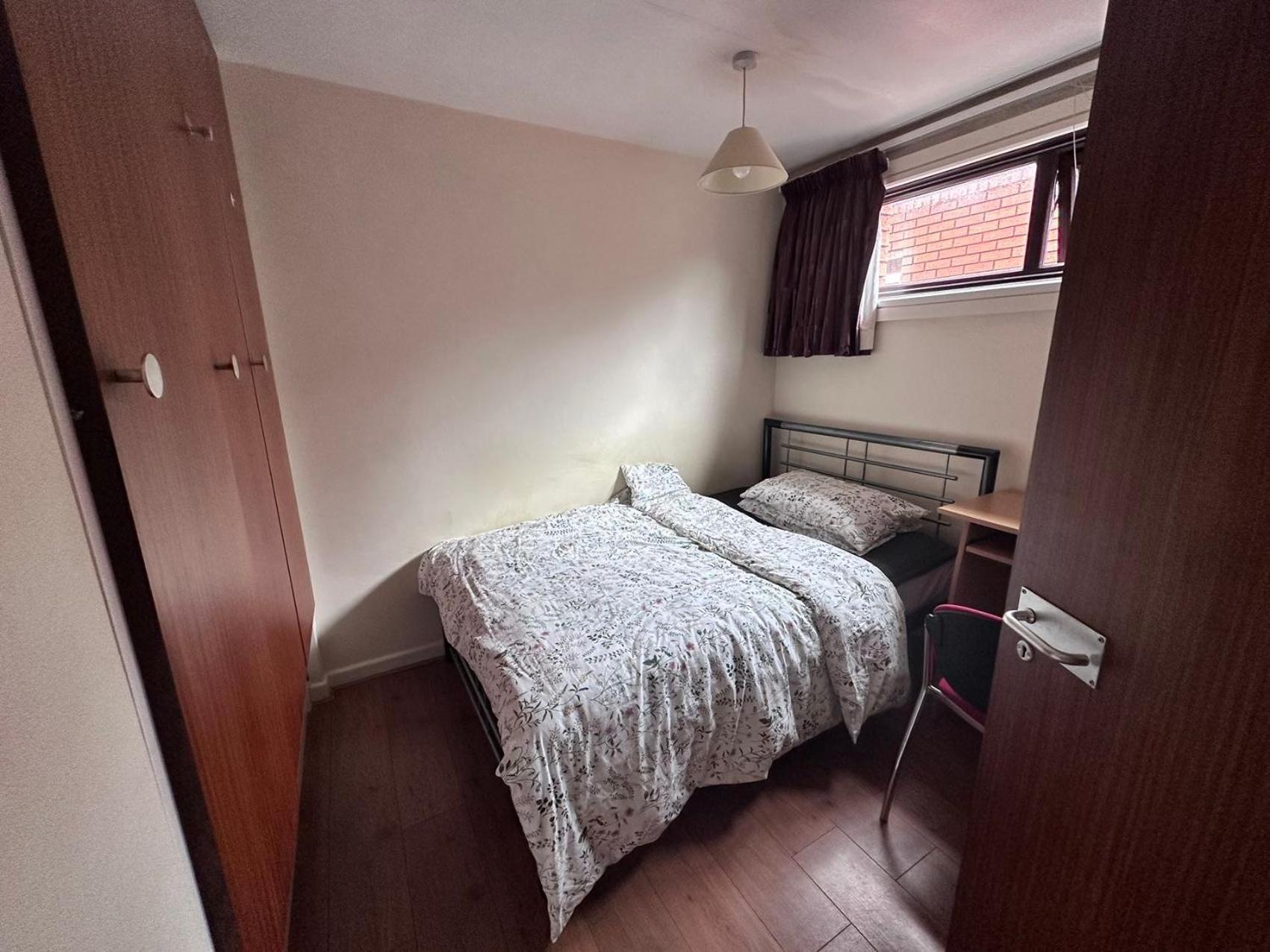 Double room near Uni &shopping center & free parking