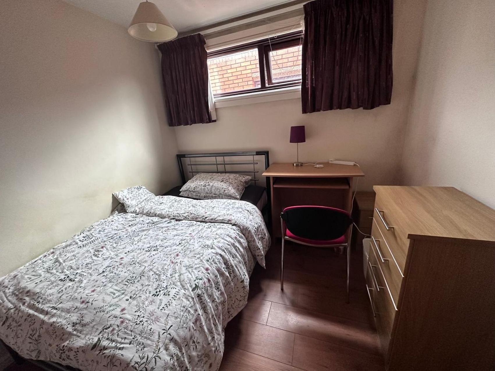 Double room near Uni &shopping center & free parking