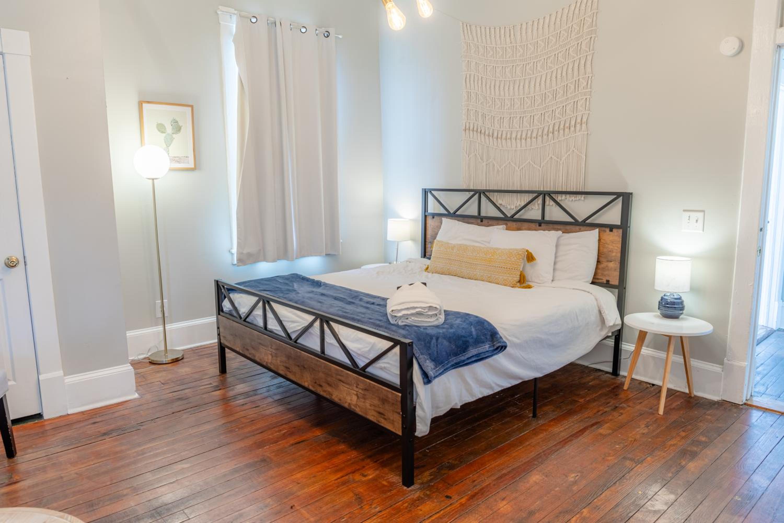 Charming Apartment in the Heart of Savannah view 3