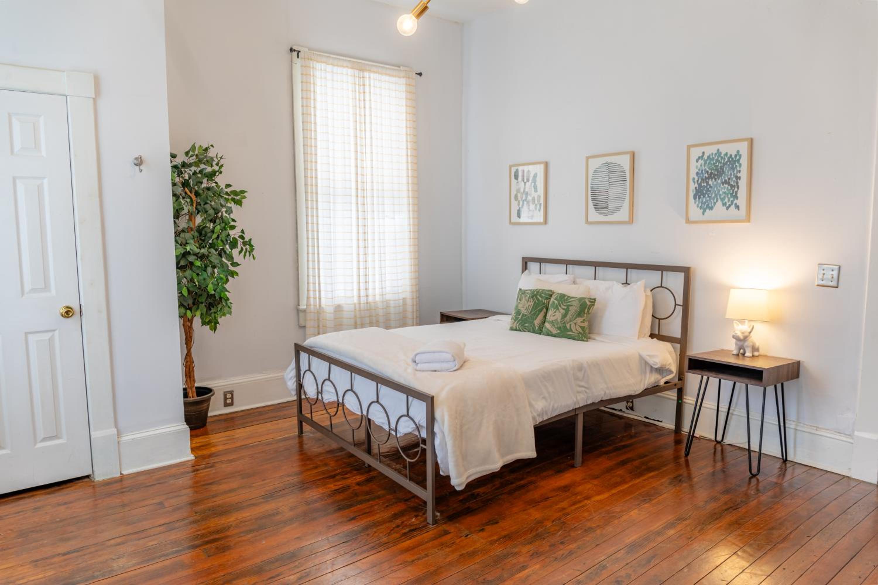 Charming Apartment in the Heart of Savannah 2 view 3