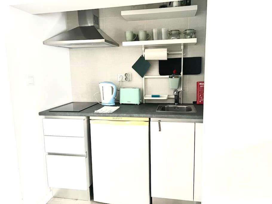 Cozy One-bedroom apartment in Alfama by LisboAfama view 2