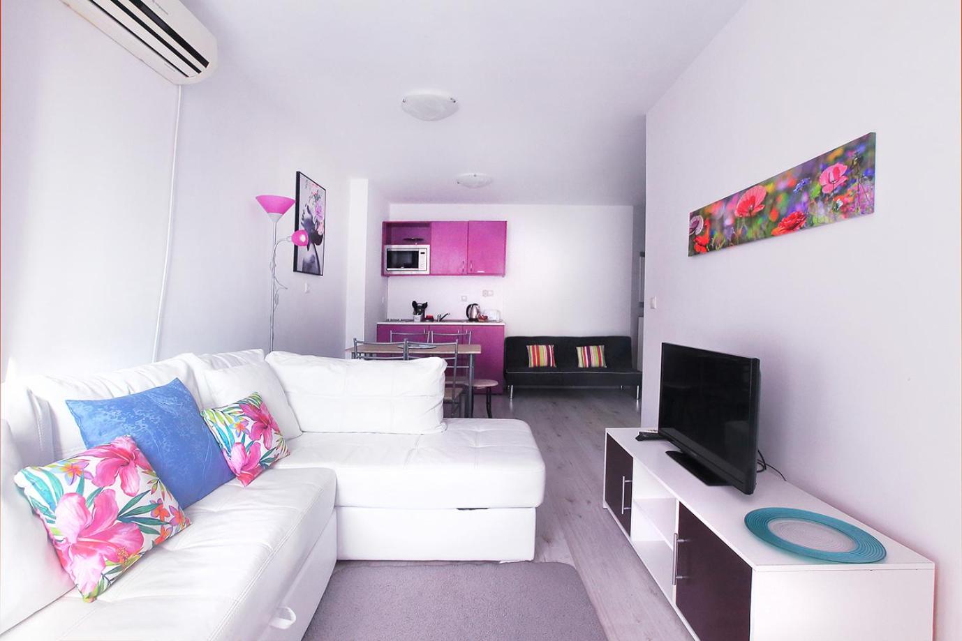 Private apartment with parking and pool