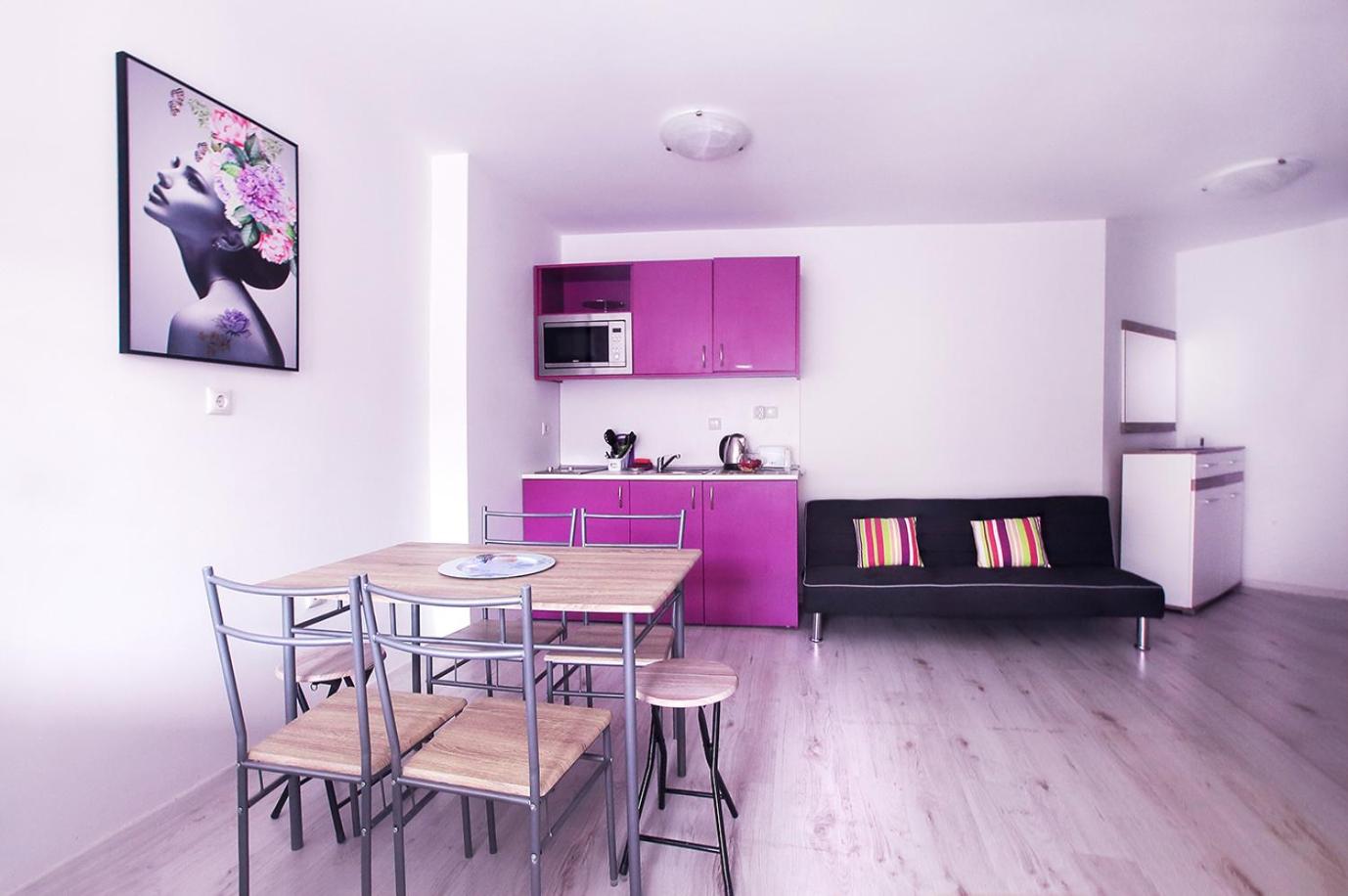 Private apartment with parking and pool