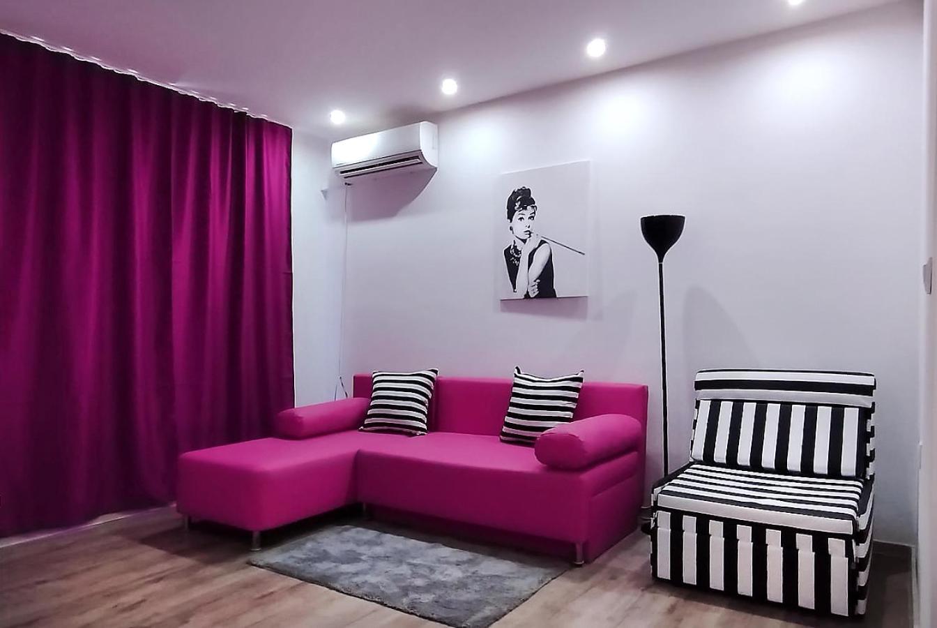 Private apartment with parking and pool