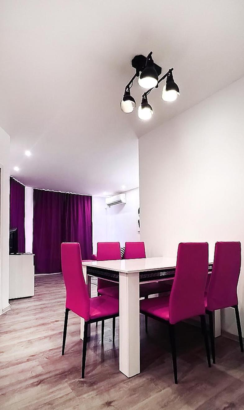 Private apartment with parking and pool
