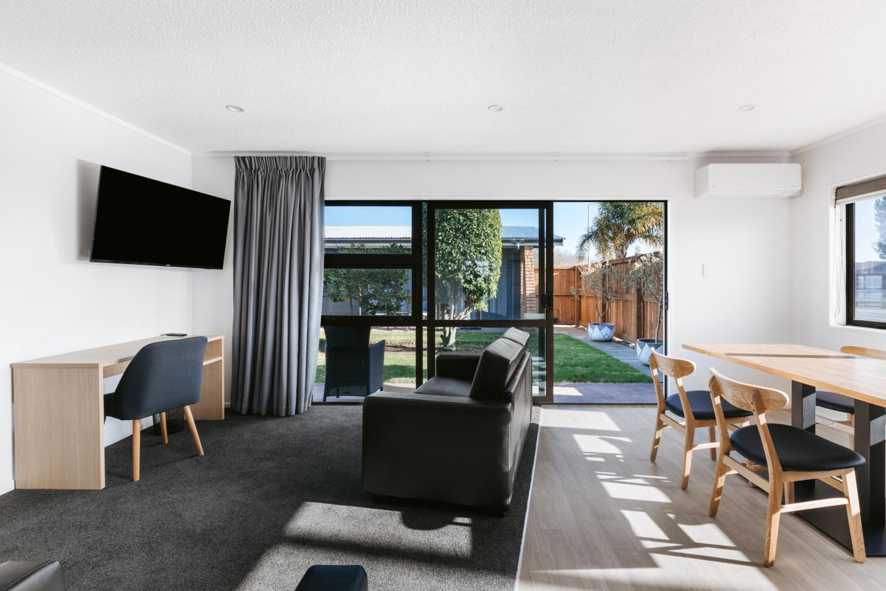 Hotel Cobblestone Court Motel - Wenzel Motels - Image 1