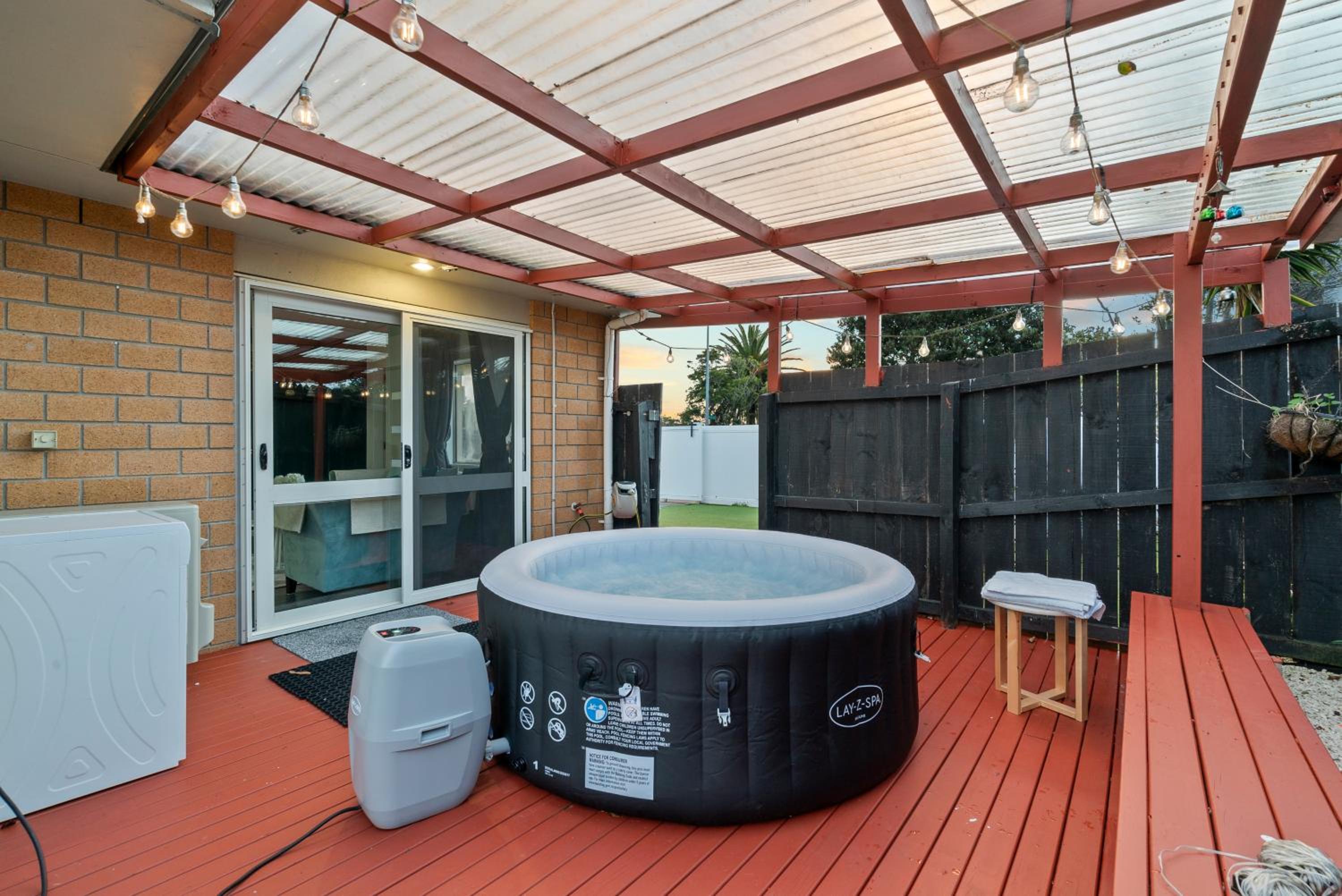 Hotel Lux 4 Bedroom in Auckland with Spa and Light Breakfast - Image 1