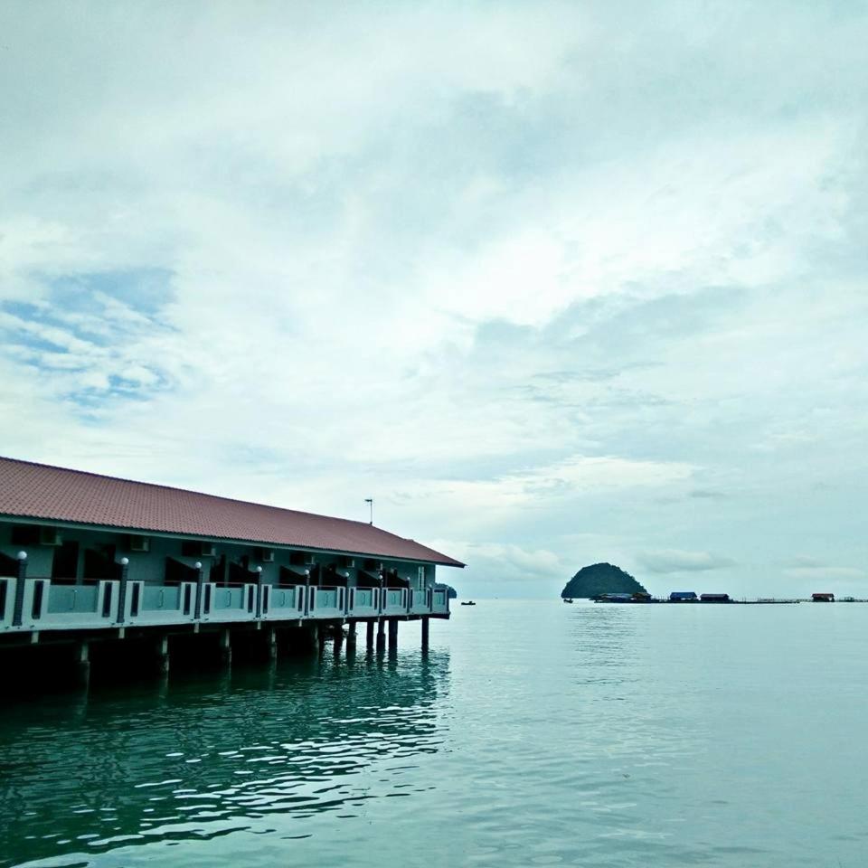 Penarak Bamboo Beach Motel