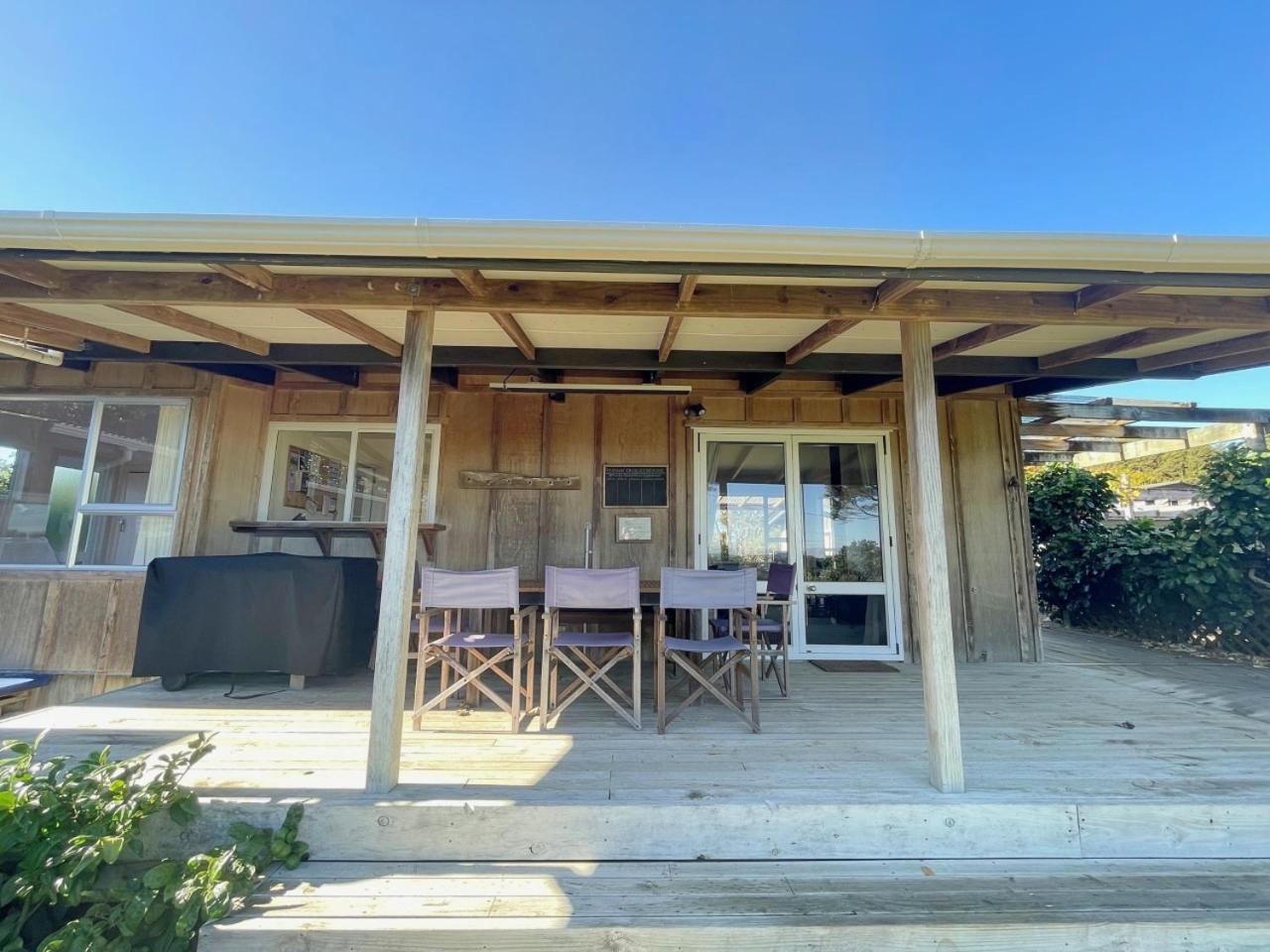 Genuine Kiwi Bach- Stay Waiheke view 3