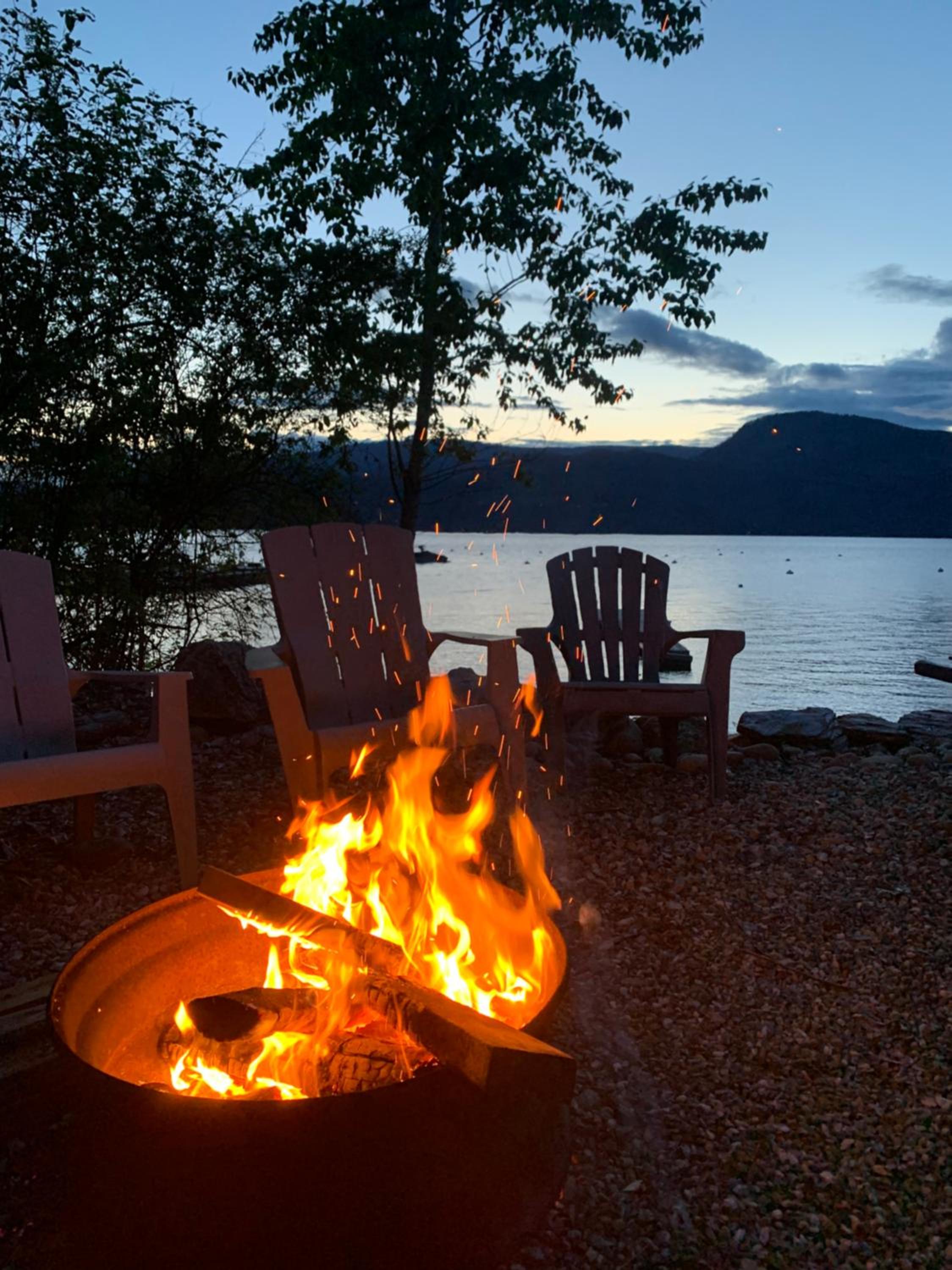 Shuswap, Sun Filled, Pet Friendly, Beach Cottage & Suite