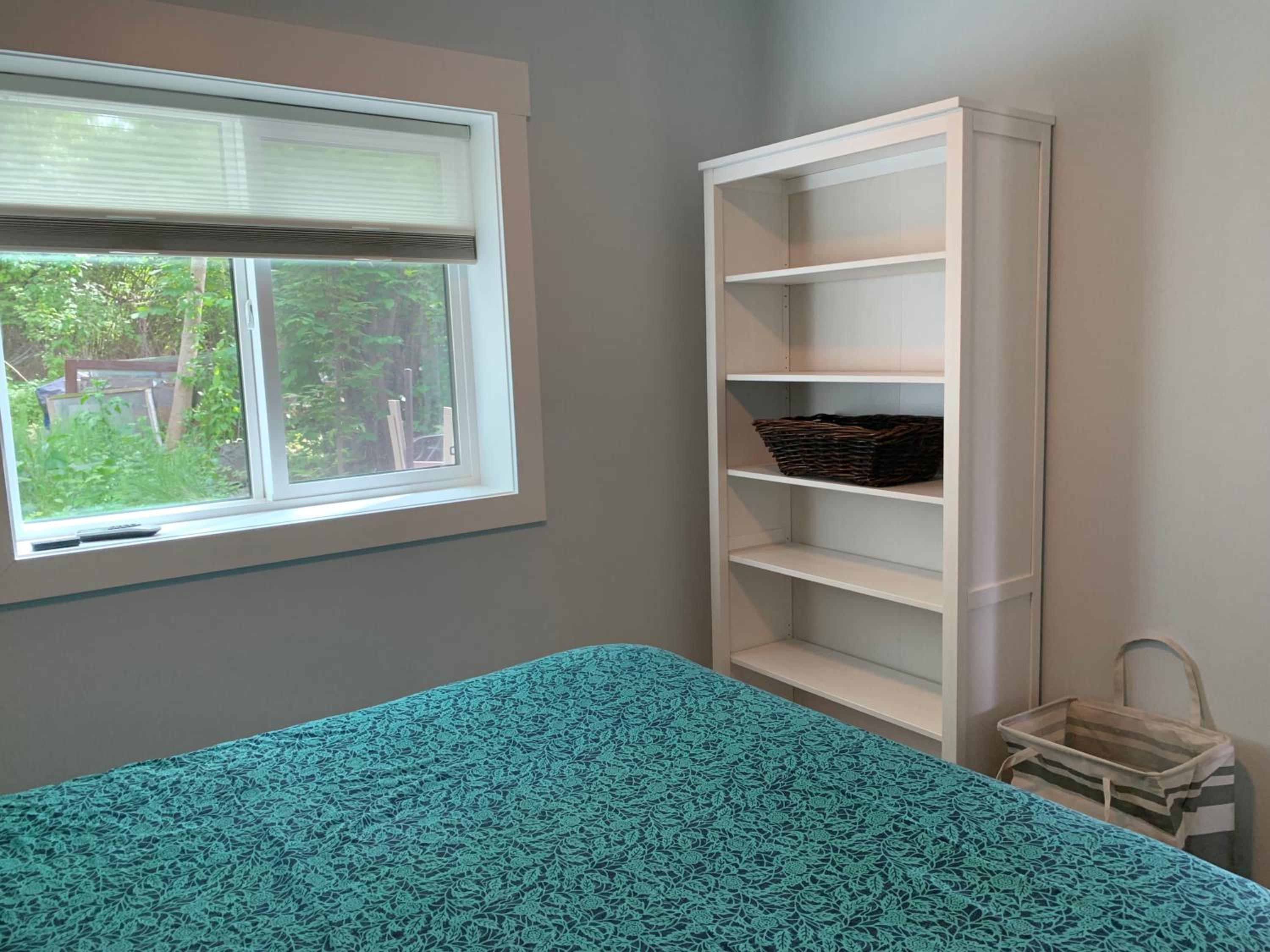 Shuswap, Sun Filled, Pet Friendly, Beach Cottage & Suite