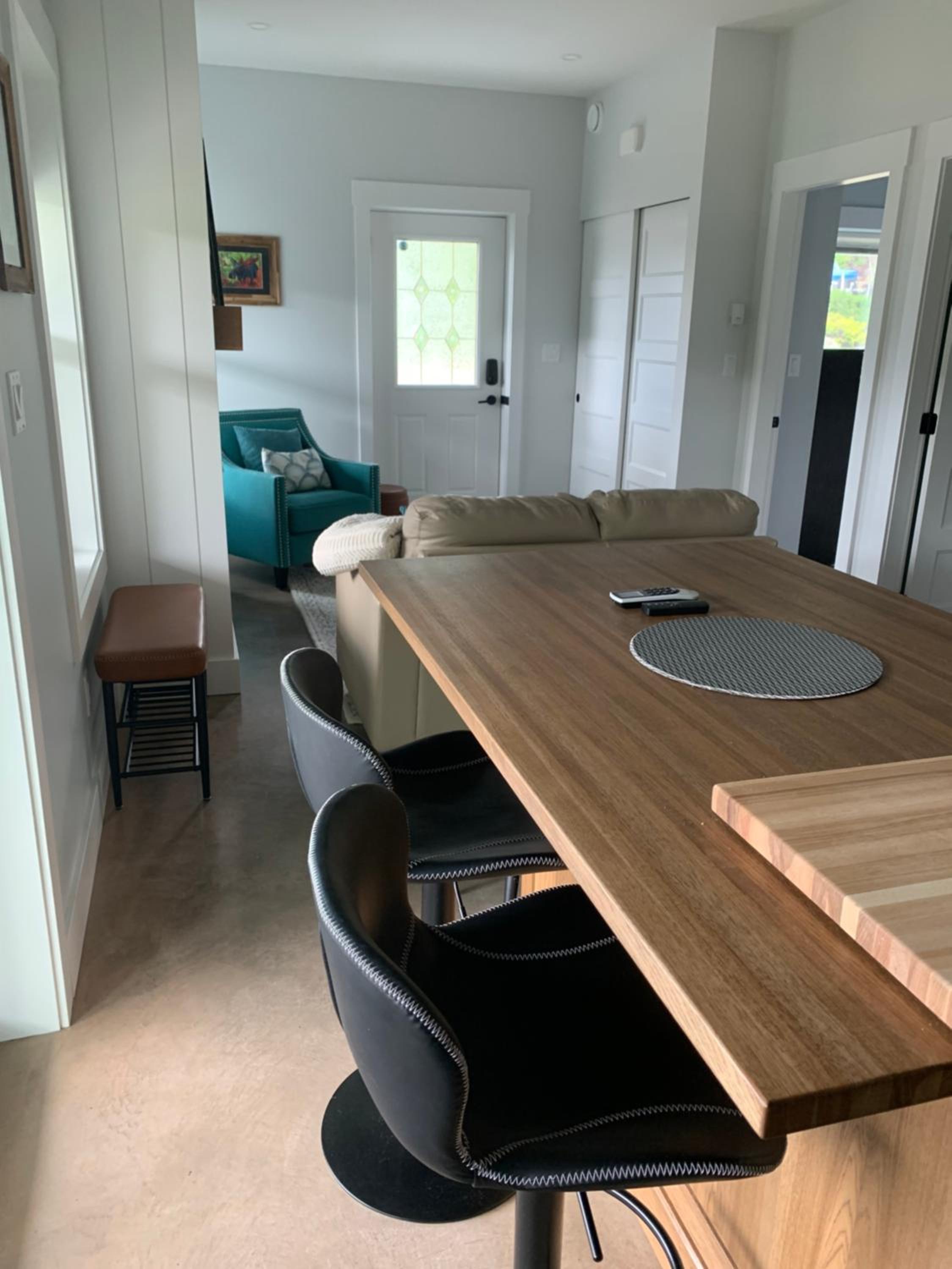 Shuswap, Sun Filled, Pet Friendly, Beach Cottage & Suite