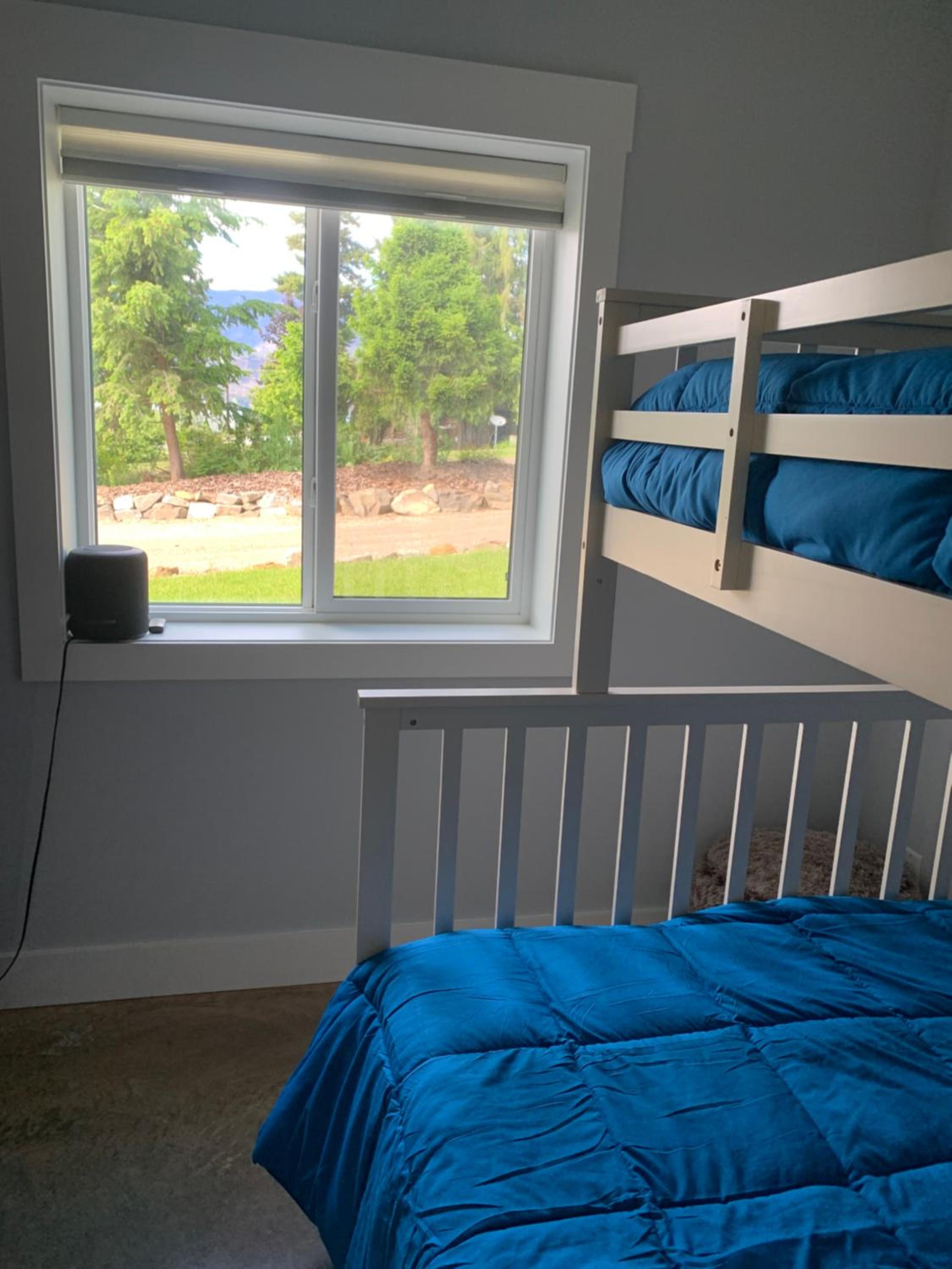 Shuswap, Sun Filled, Pet Friendly, Beach Cottage & Suite