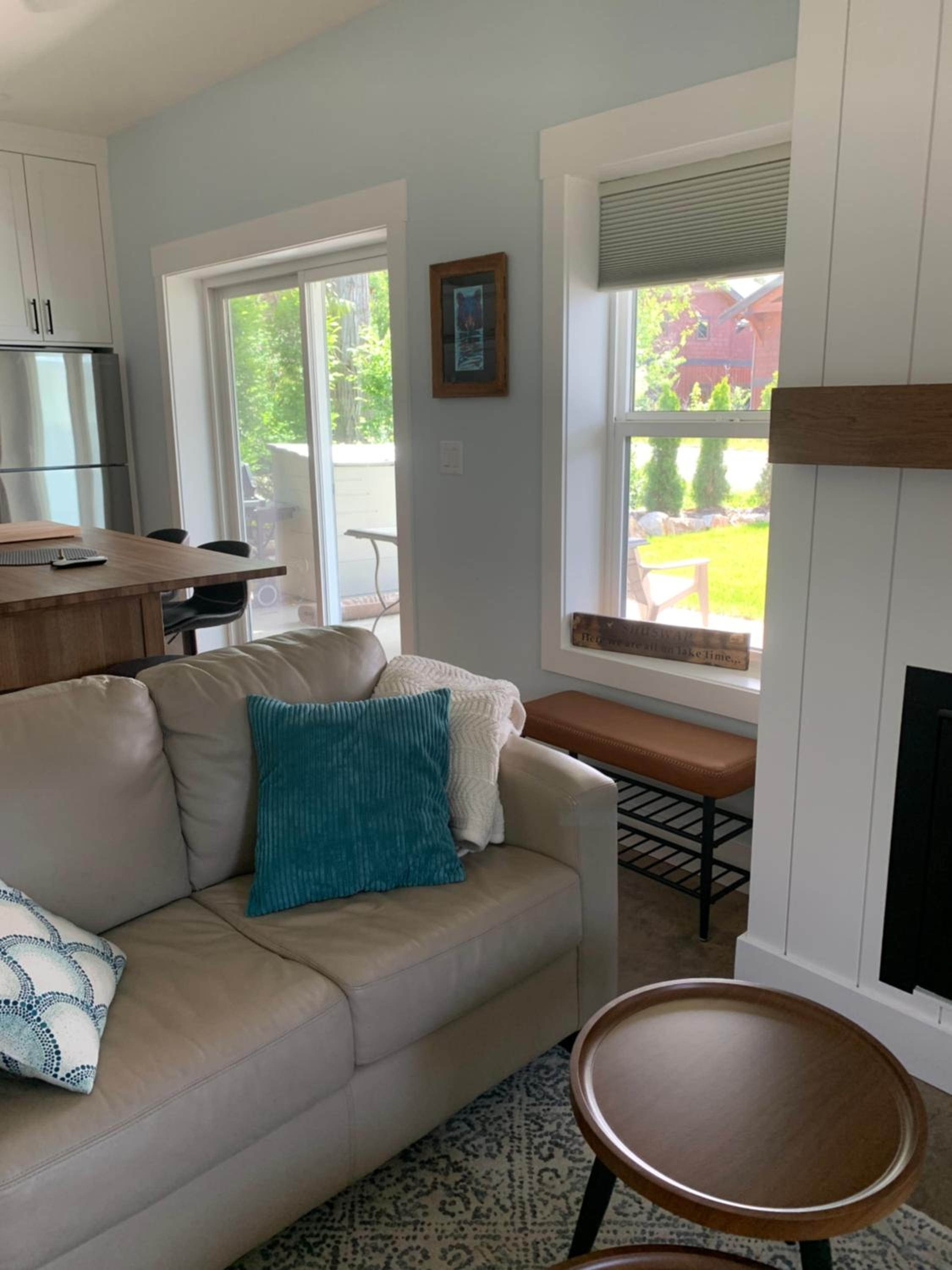 Shuswap, Sun Filled, Pet Friendly, Beach Cottage & Suite