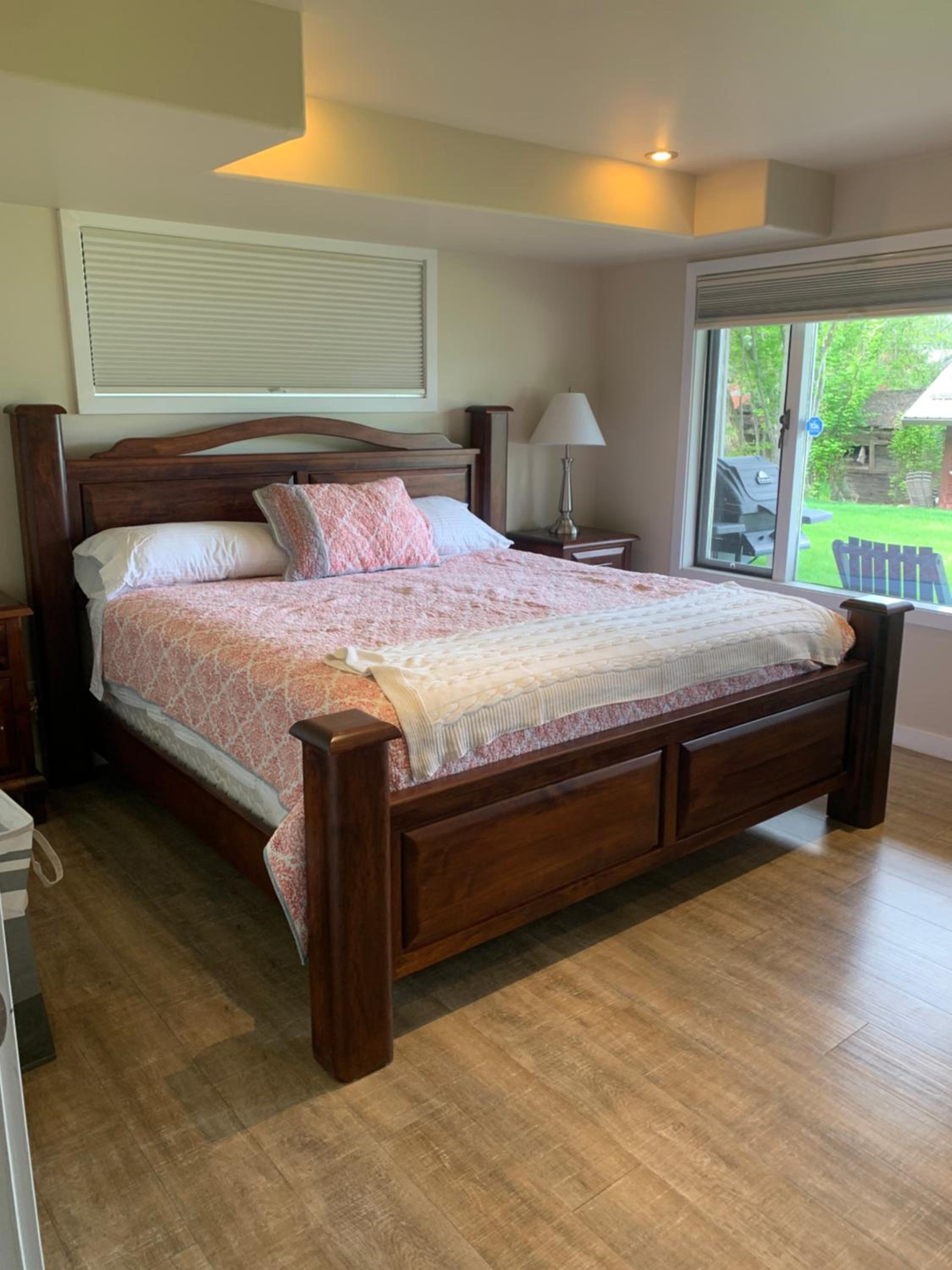 Shuswap, Sun Filled, Pet Friendly, Beach Cottage & Suite