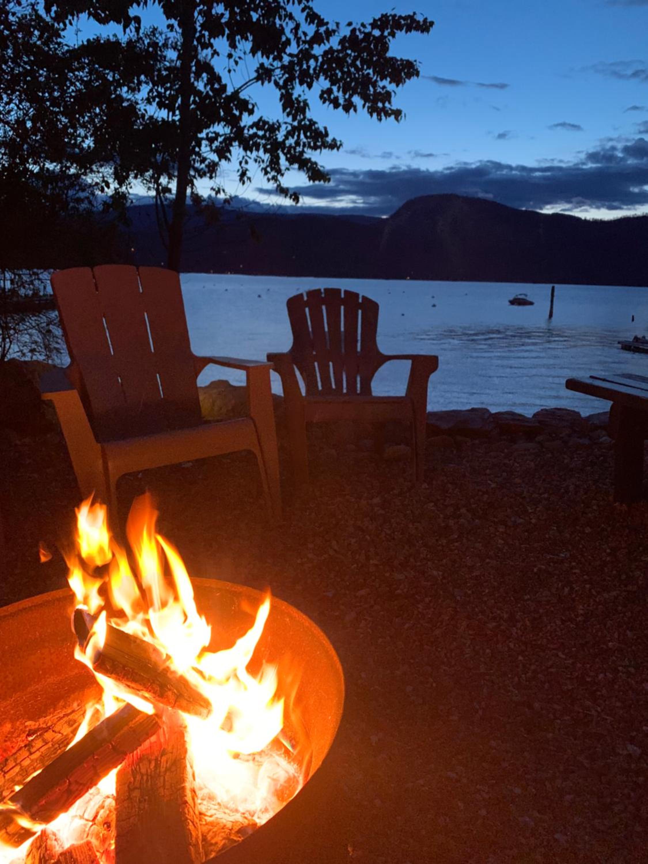 Shuswap, Sun Filled, Pet Friendly, Beach Cottage & Suite