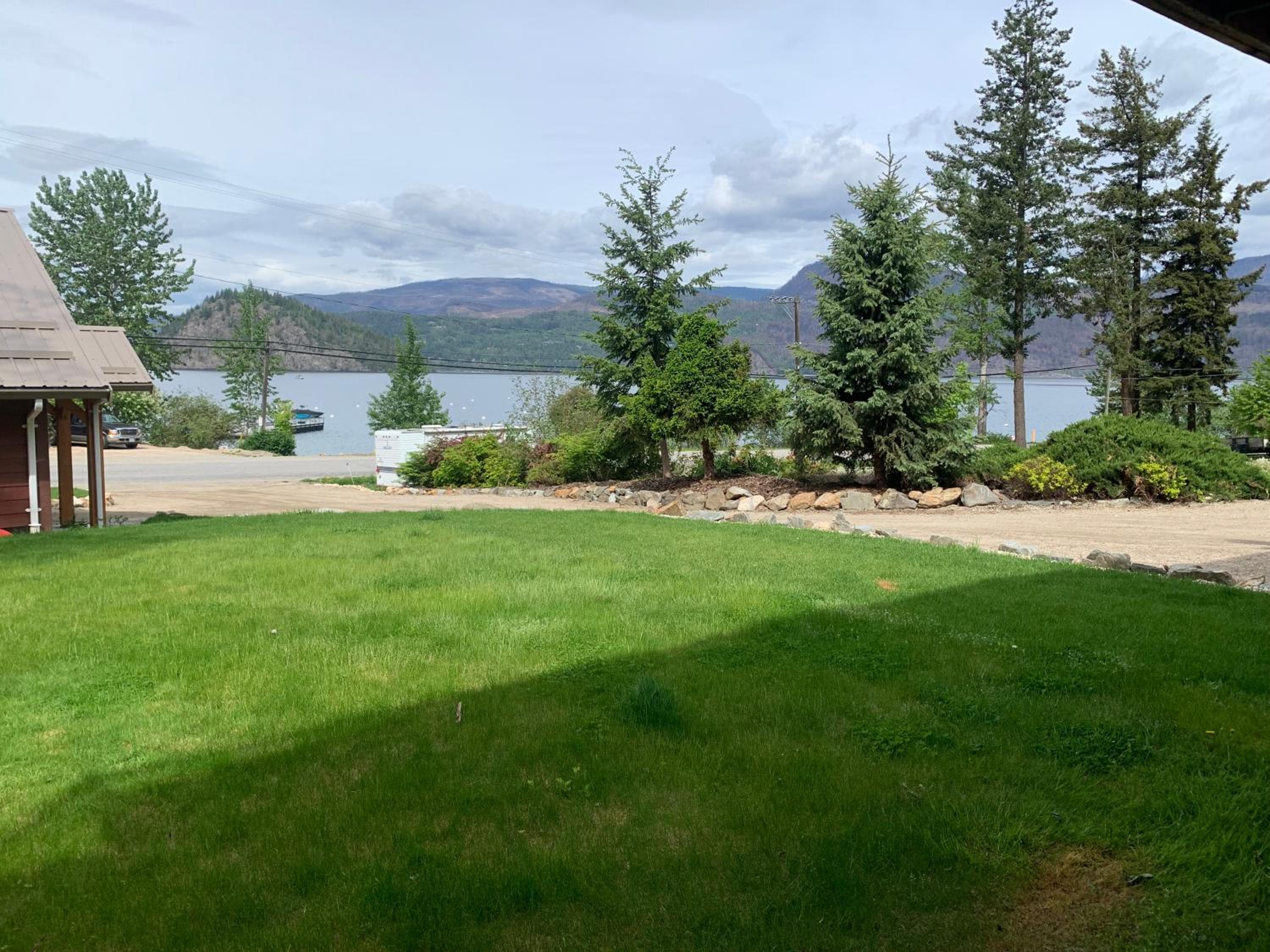 Shuswap, Sun Filled, Pet Friendly, Beach Cottage & Suite