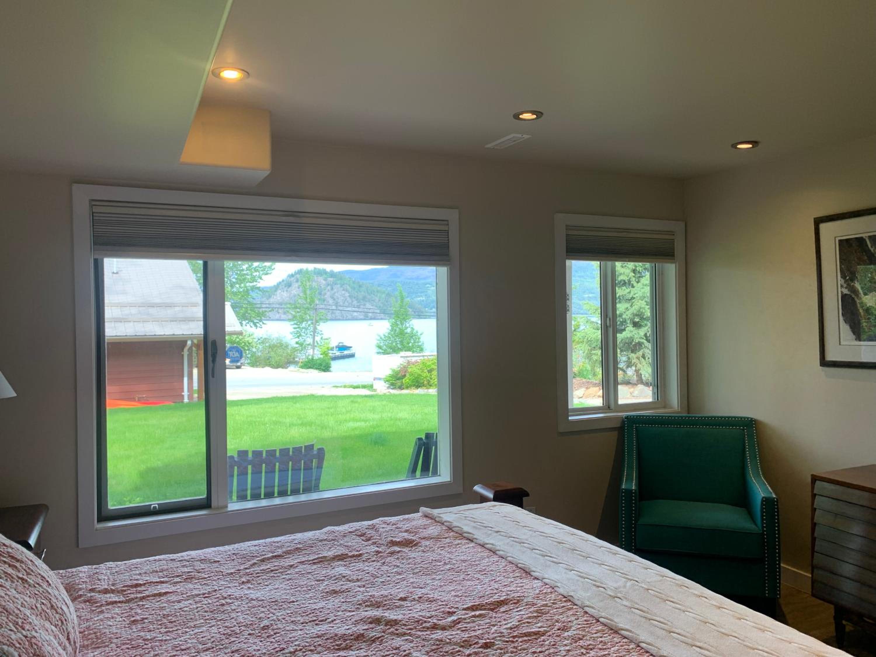 Shuswap, Sun Filled, Pet Friendly, Beach Cottage & Suite