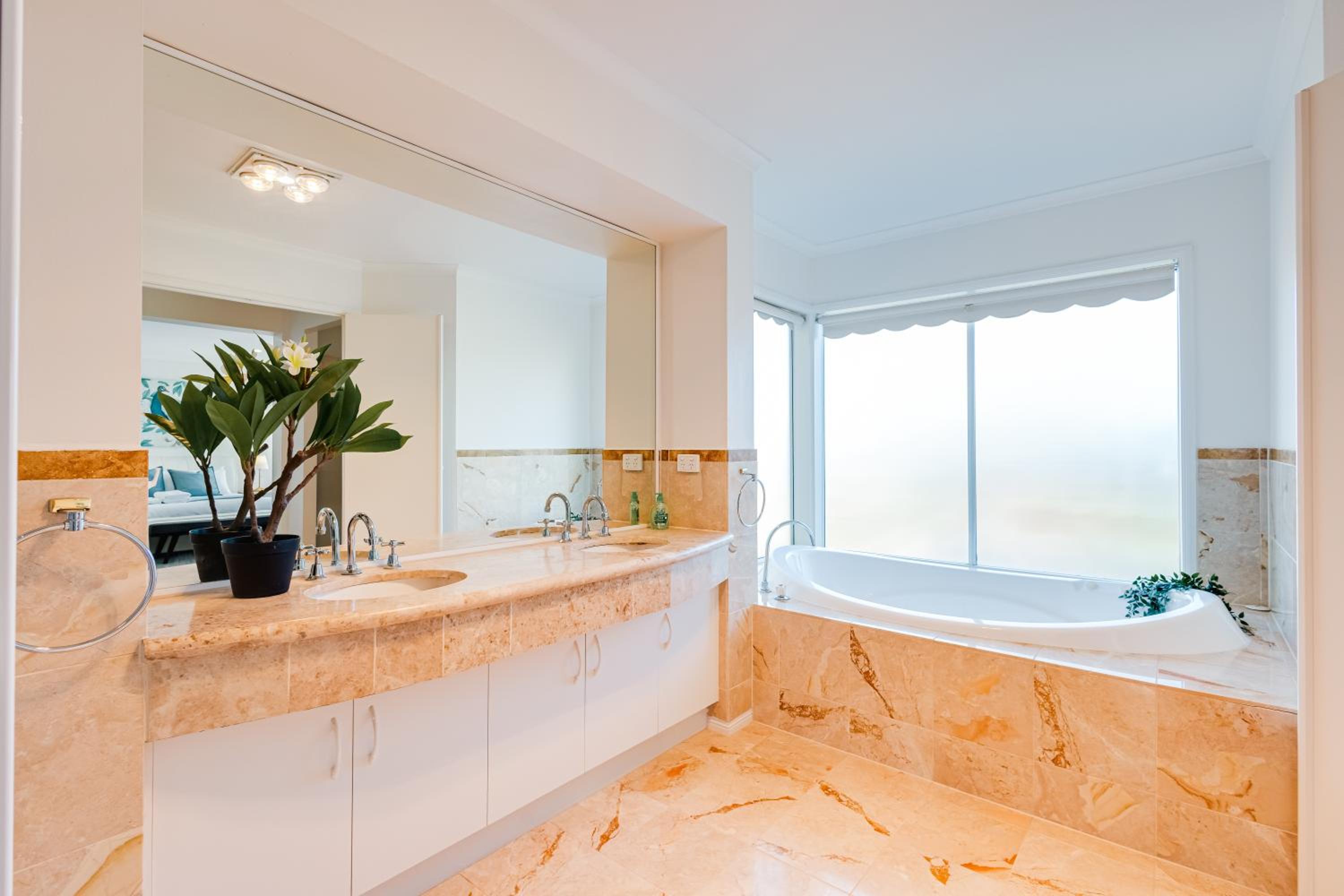 StayAU Family Group 6BR Oasis Sanctuary Lakeview