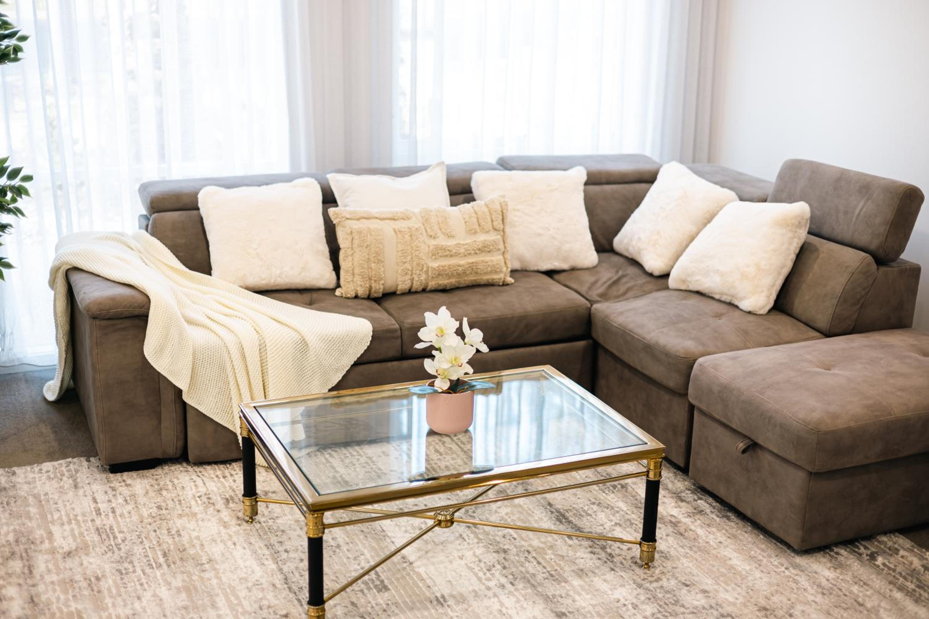 StayAU Family Group 6BR Oasis Sanctuary Lakeview